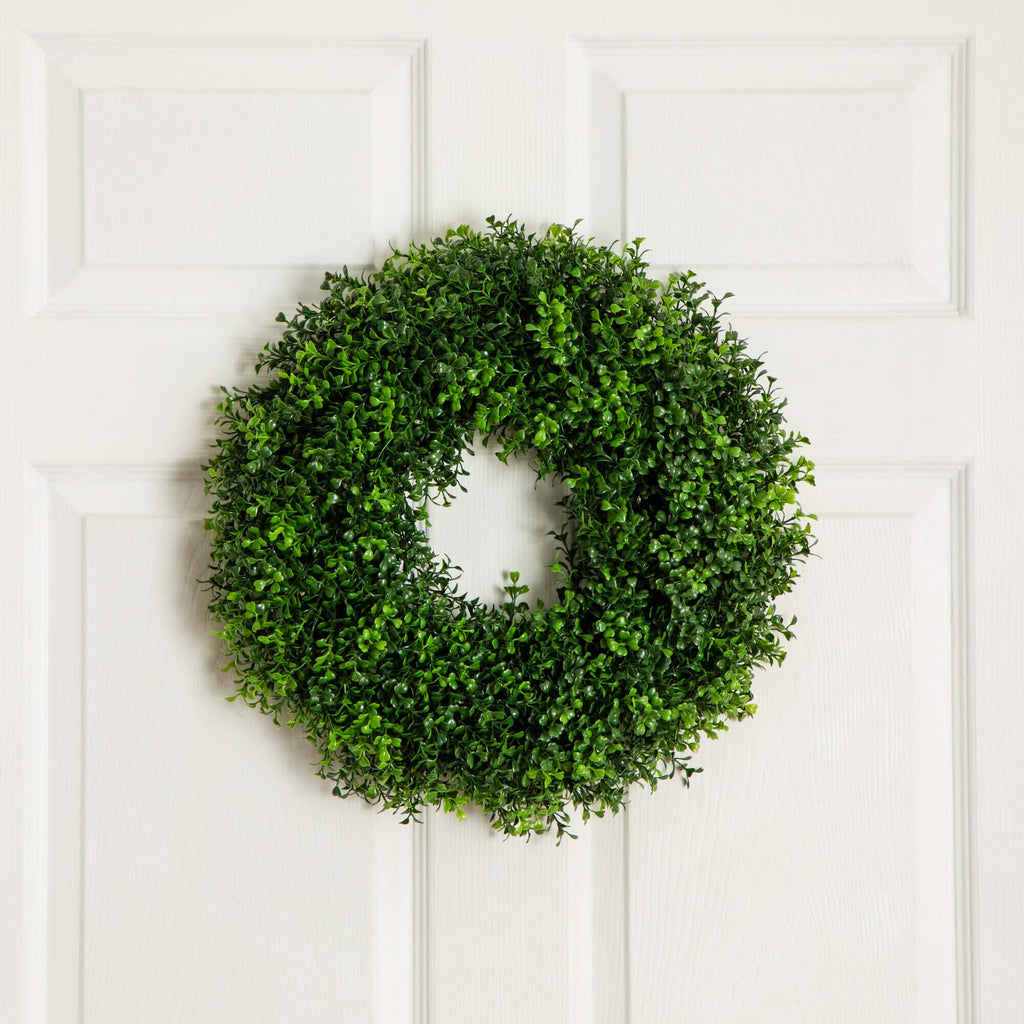 18" Pre-Lit Artificial Boxwood Wreath with 25 Warm White LED Lights - Che Cose Belle