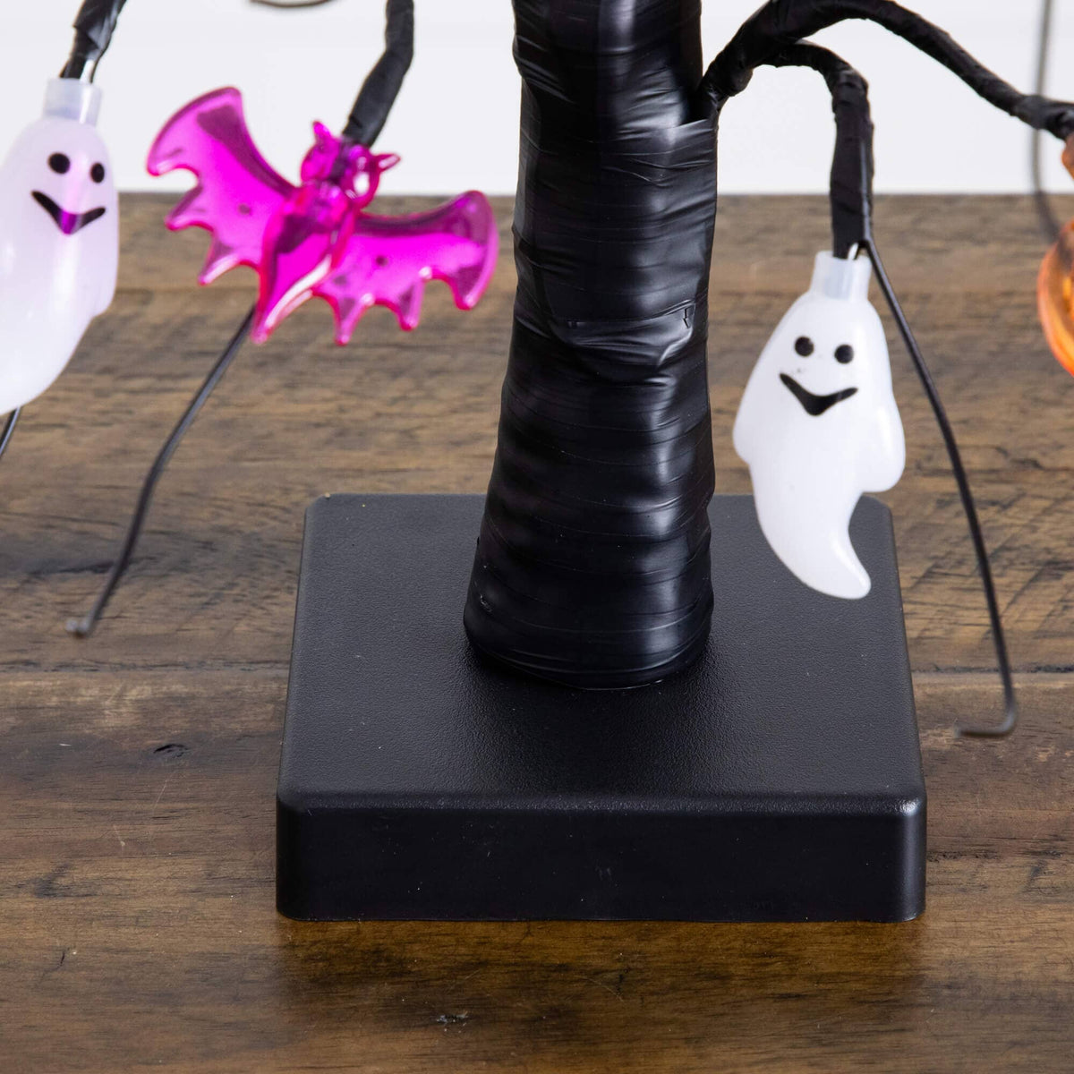 18" Pre-Lit Artificial Halloween Ghost, Bats & Pumpkins 24 LED Lighted Ornament Tree - Che Cose Belle