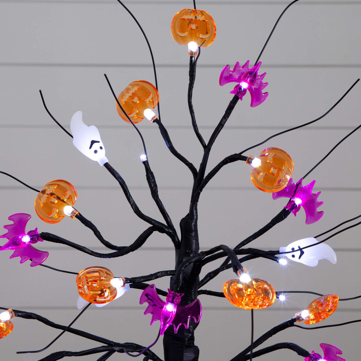18" Pre-Lit Artificial Halloween Ghost, Bats & Pumpkins 24 LED Lighted Ornament Tree - Che Cose Belle