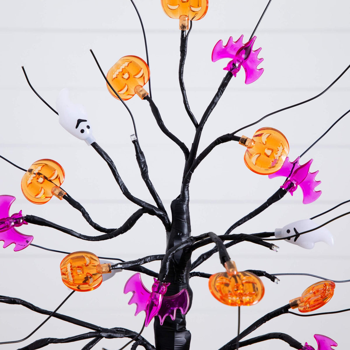 18" Pre-Lit Artificial Halloween Ghost, Bats & Pumpkins 24 LED Lighted Ornament Tree - Che Cose Belle