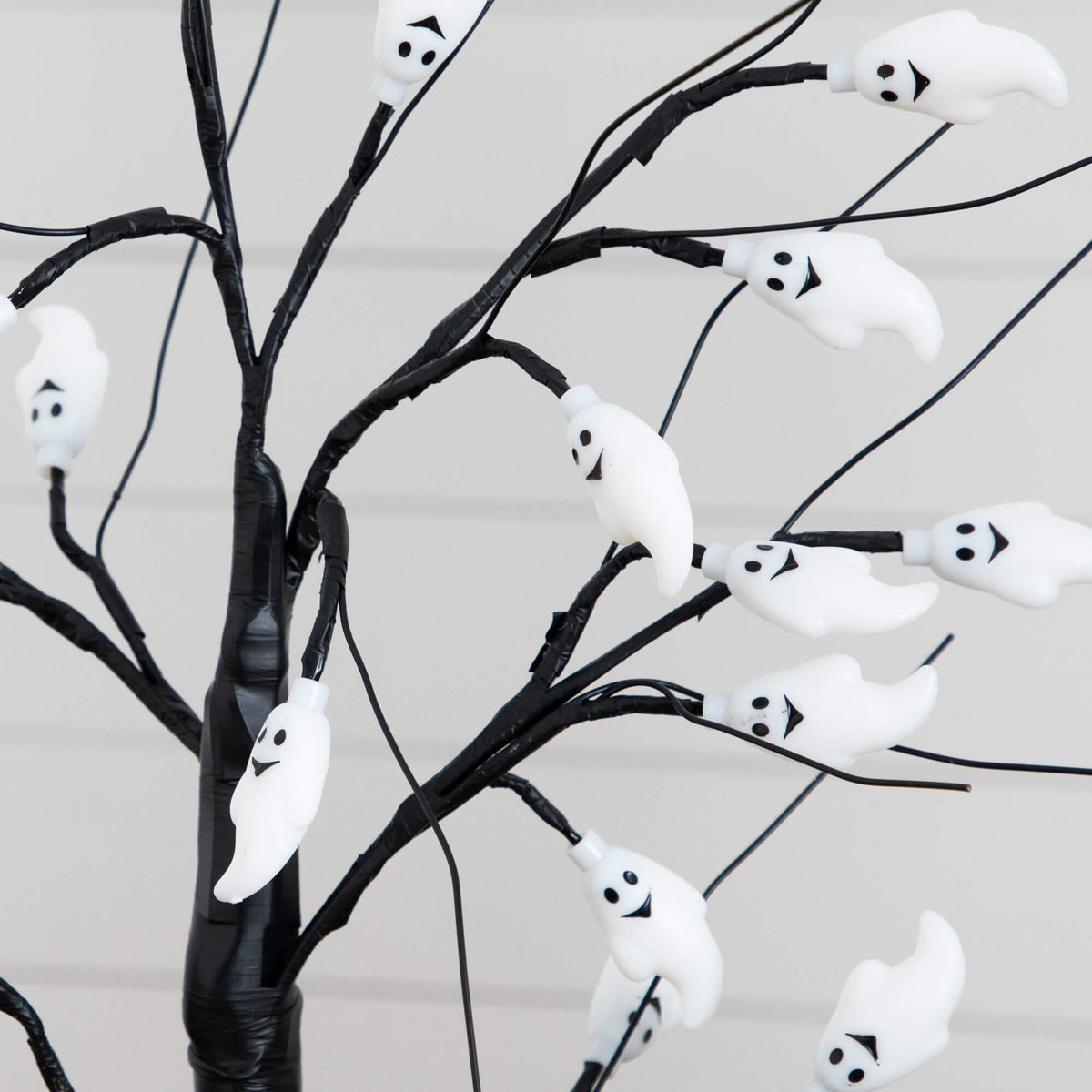 2' Pre-Lit Artificial Halloween Ghost Twig Tree with 24 Purple LED Lights - Che Cose Belle
