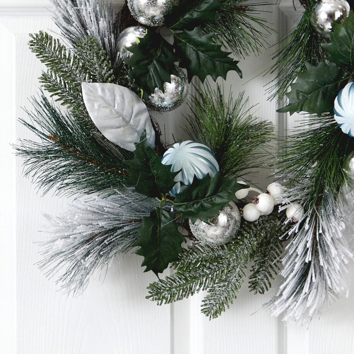 24” Pinecones and Berries Christmas Artificial Wreath with Silver Ornaments - Che Cose Belle