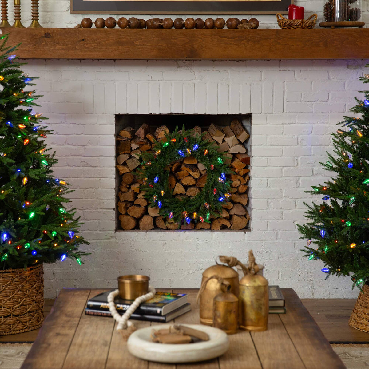 24" Pre-Lit Artificial Luxembourg Pine Christmas Wreath with 35 Multicolored Traditional Bulb LED Lights - Che Cose Belle
