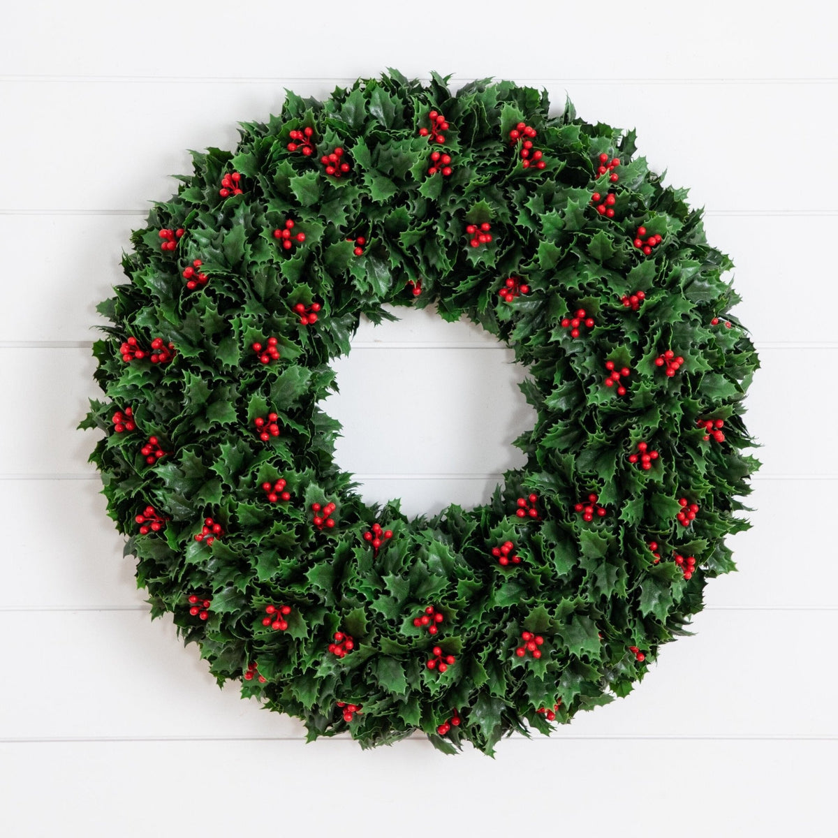 24” UV Resistant Artificial Holly Berry Christmas Wreath (Indoor/Outdoor) - Che Cose Belle