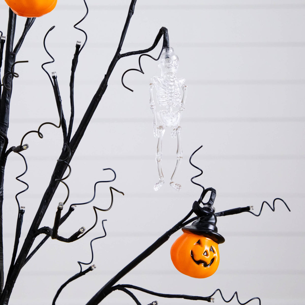 3' Pre-Lit Artificial Halloween Pumpkins and Skulls Ornament Tree with 48 Warm White LED Lights - Che Cose Belle