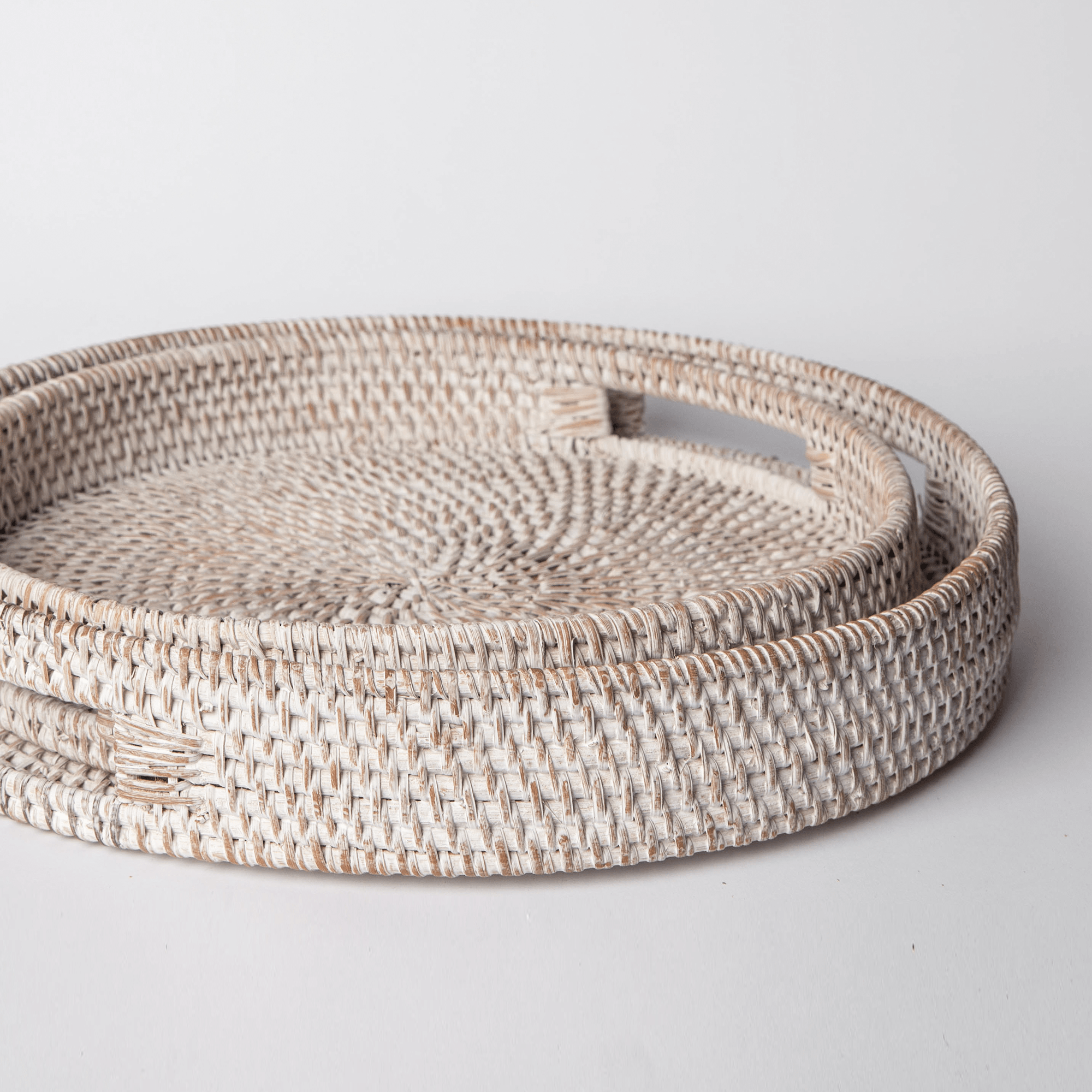 404 Round Rattan Tray — Decorative White Woven Tray for Coffee Table & Home - Che Cose Belle