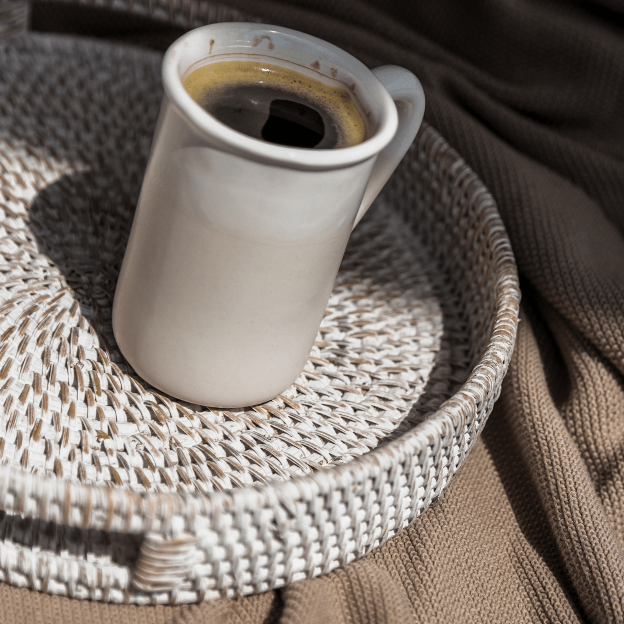 404 Round Rattan Tray — Decorative White Woven Tray for Coffee Table & Home - Che Cose Belle