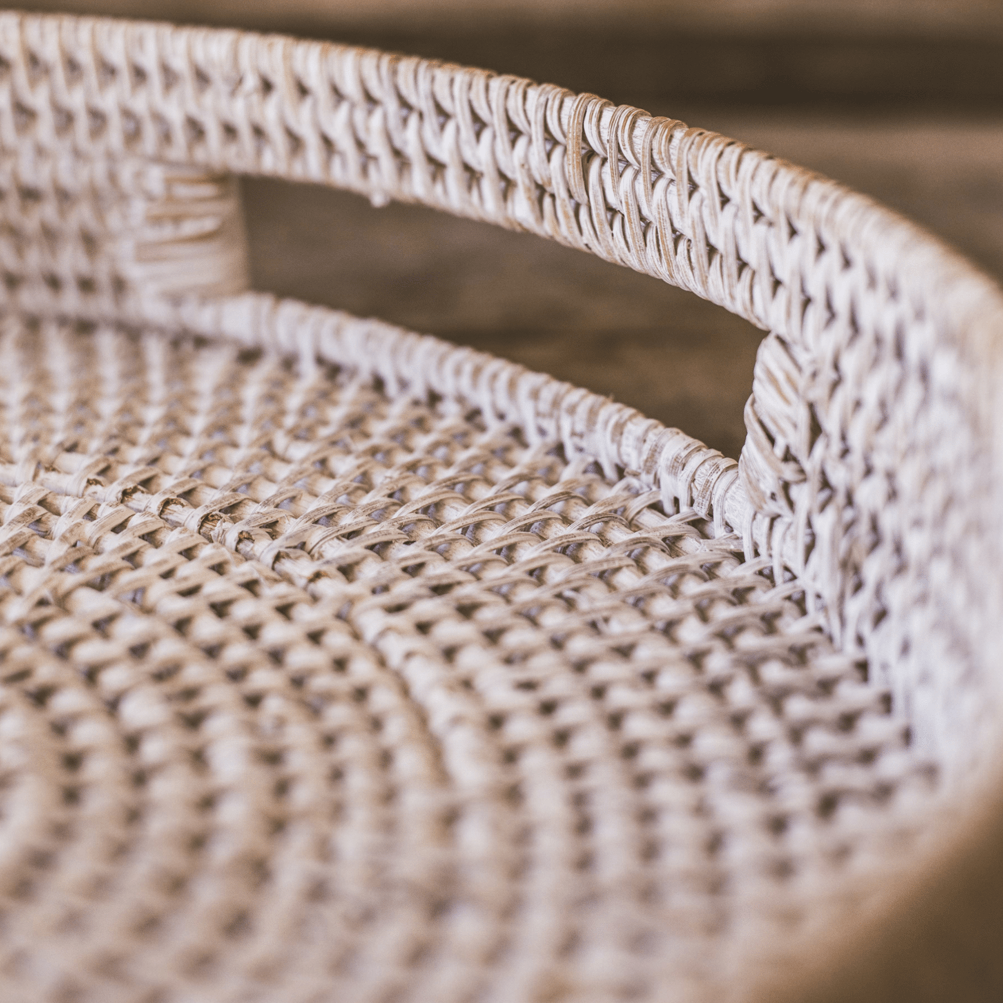 404 Round Rattan Tray — Decorative White Woven Tray for Coffee Table & Home - Che Cose Belle