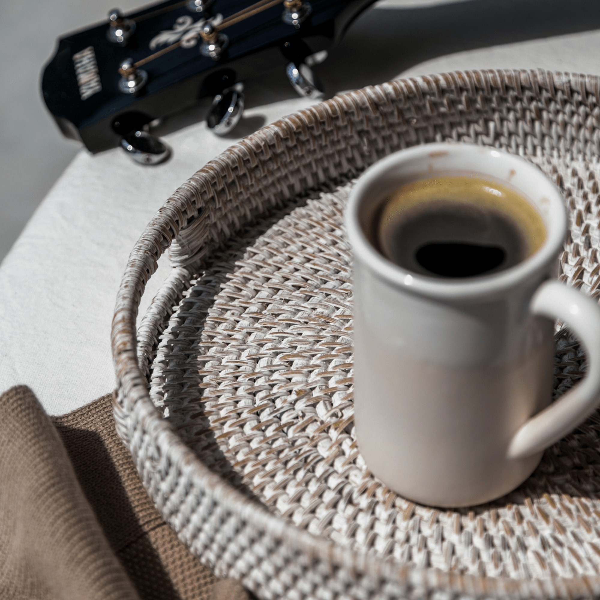 404 Round Rattan Tray — Decorative White Woven Tray for Coffee Table & Home - Che Cose Belle