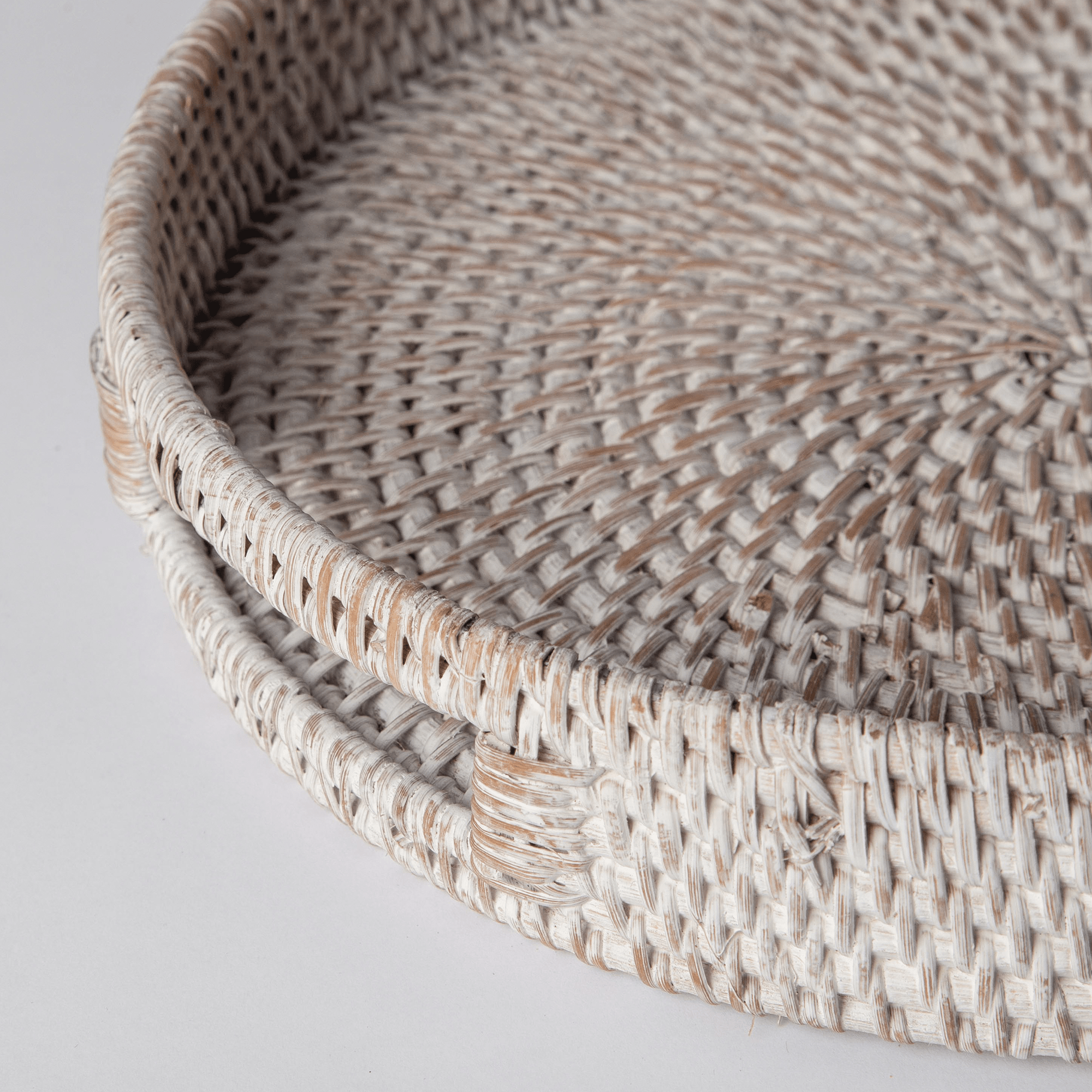 404 Round Rattan Tray — Decorative White Woven Tray for Coffee Table & Home - Che Cose Belle