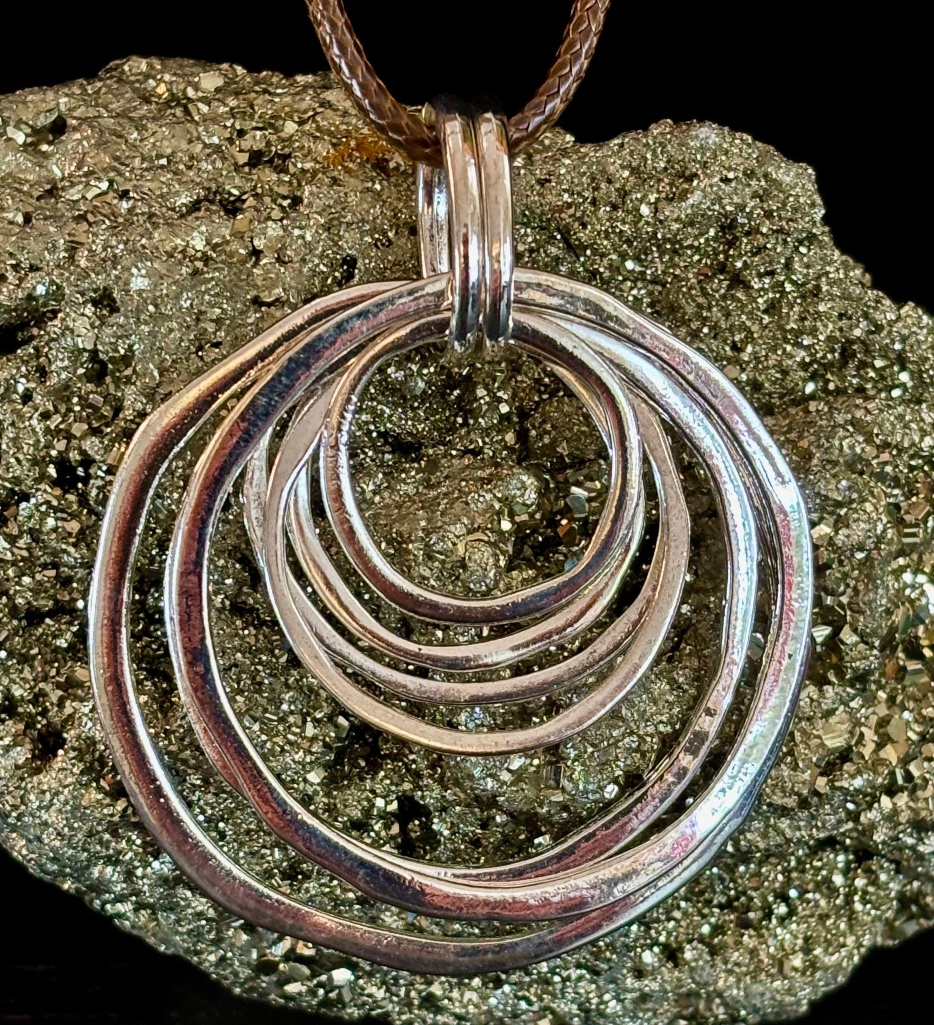 🔘 7-Layered Asymmetrical Circle Pendant Necklace – Bold. Minimal. Fabulous. - Che Cose Belle