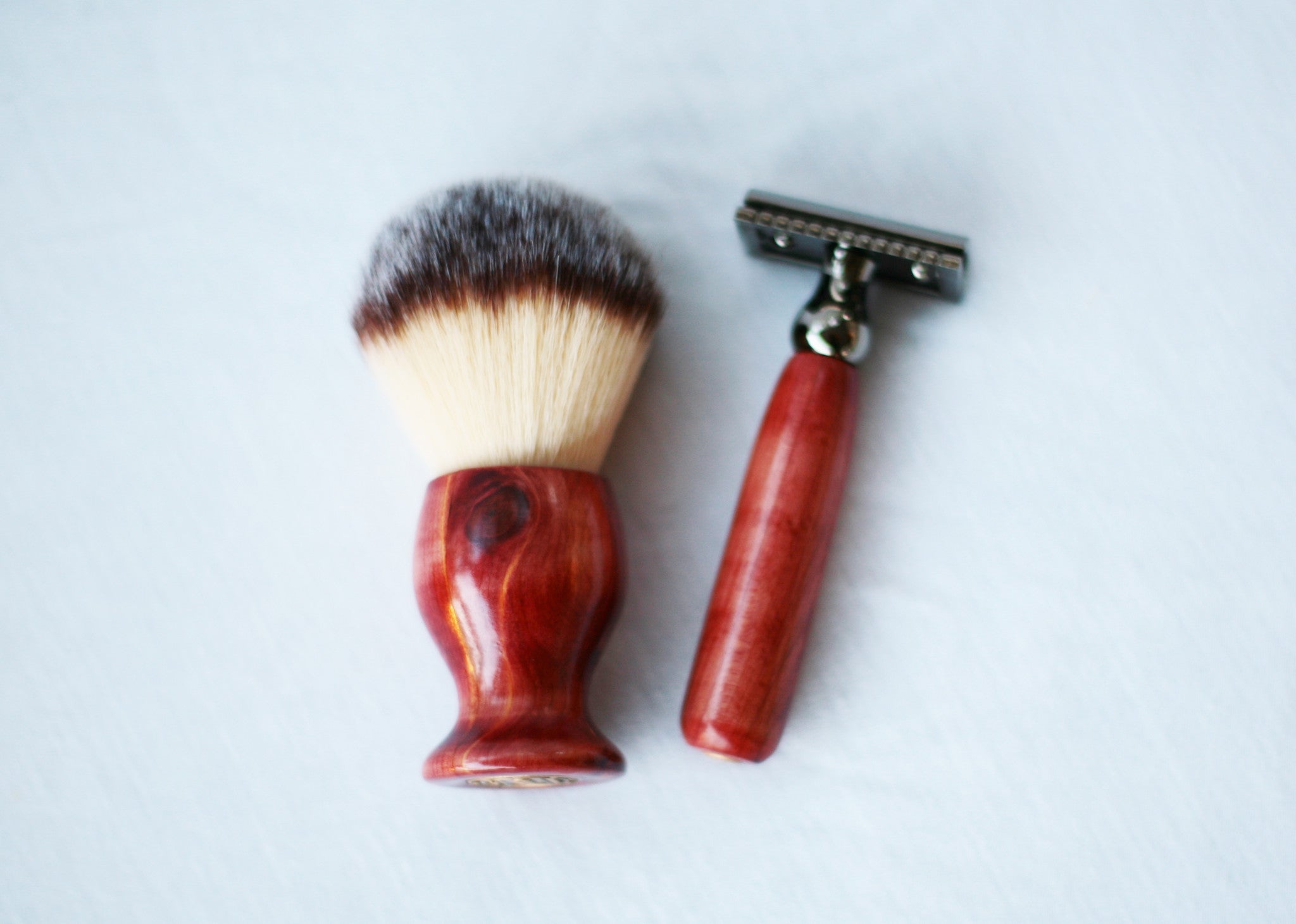 Aromatic Red Cedar Wood Hand Crafted Shave Set, safety razor, 26mm lather brush and a matching shave stand. - Che Cose Belle