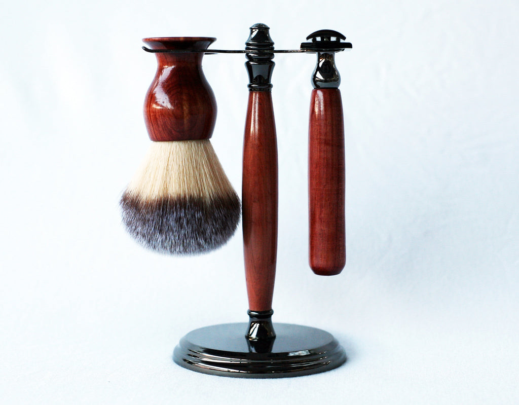 Aromatic Red Cedar Wood Hand Crafted Shave Set, safety razor, 26mm lather brush and a matching shave stand. - Che Cose Belle