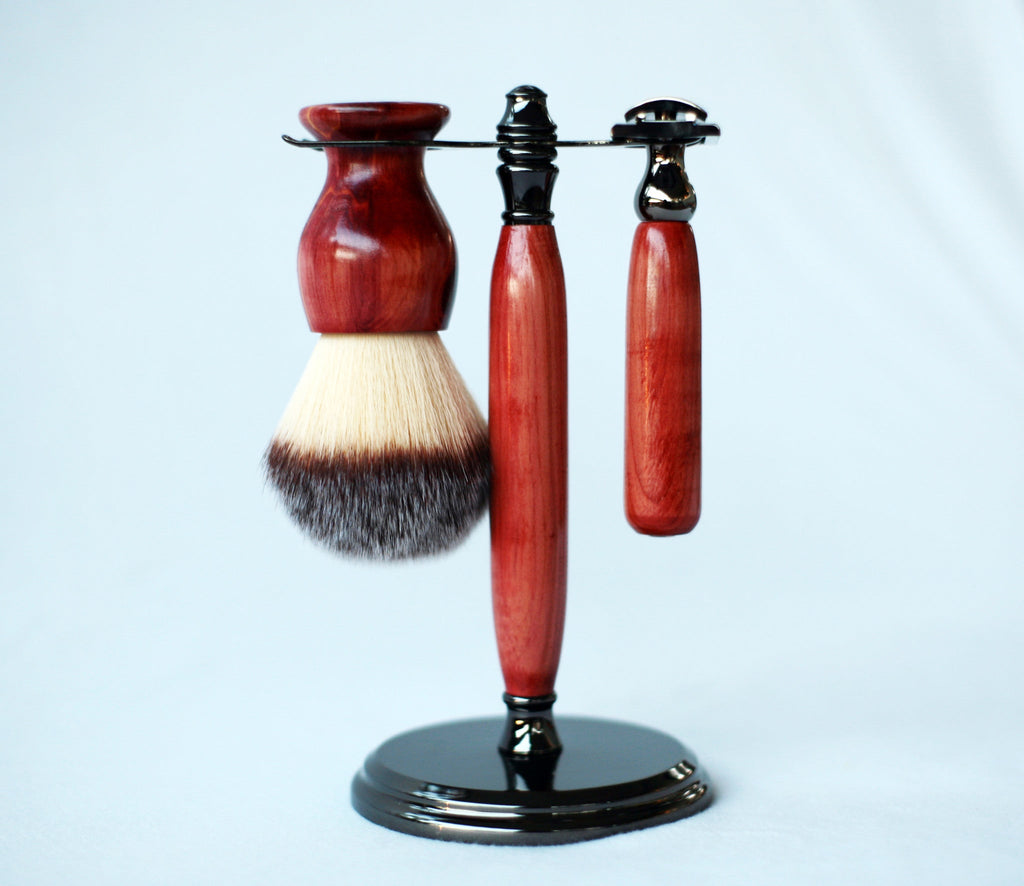 Aromatic Red Cedar Wood Hand Crafted Shave Set, safety razor, 26mm lather brush and a matching shave stand. - Che Cose Belle