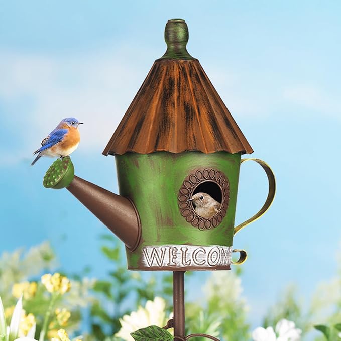 BAYN 57” Bird Houses Stake for Outside, Metal Watering Can Birdhouse Garden Stake Wild Bird Feeder Pole with Welcome Sign Outdoor Decorations for Patio, Backyard, Garden - Che Cose Belle