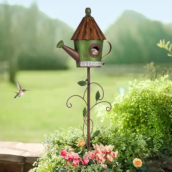 BAYN 57” Bird Houses Stake for Outside, Metal Watering Can Birdhouse Garden Stake Wild Bird Feeder Pole with Welcome Sign Outdoor Decorations for Patio, Backyard, Garden - Che Cose Belle