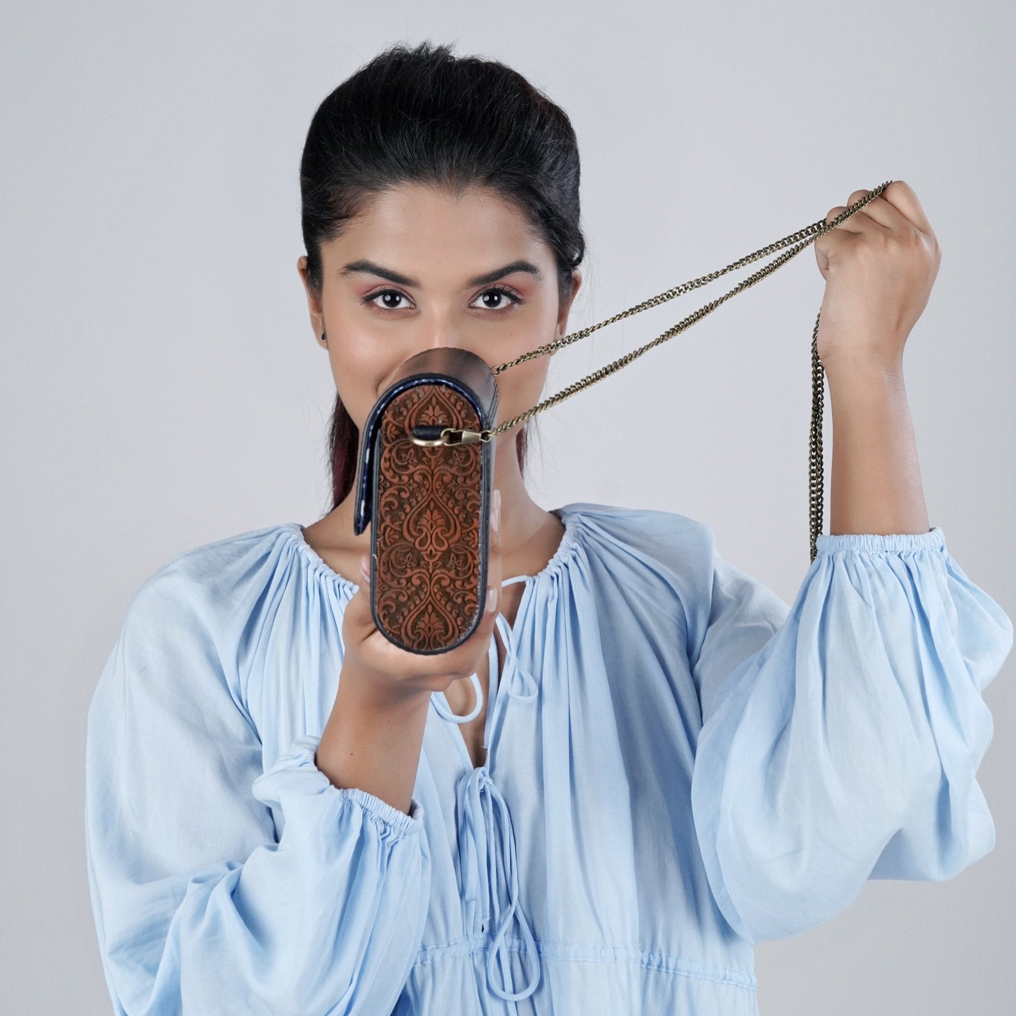 Black Leather and Carved Wood Sling Bag - Che Cose Belle