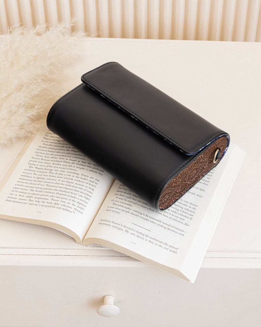 Black Leather and Carved Wood Sling Bag - Che Cose Belle