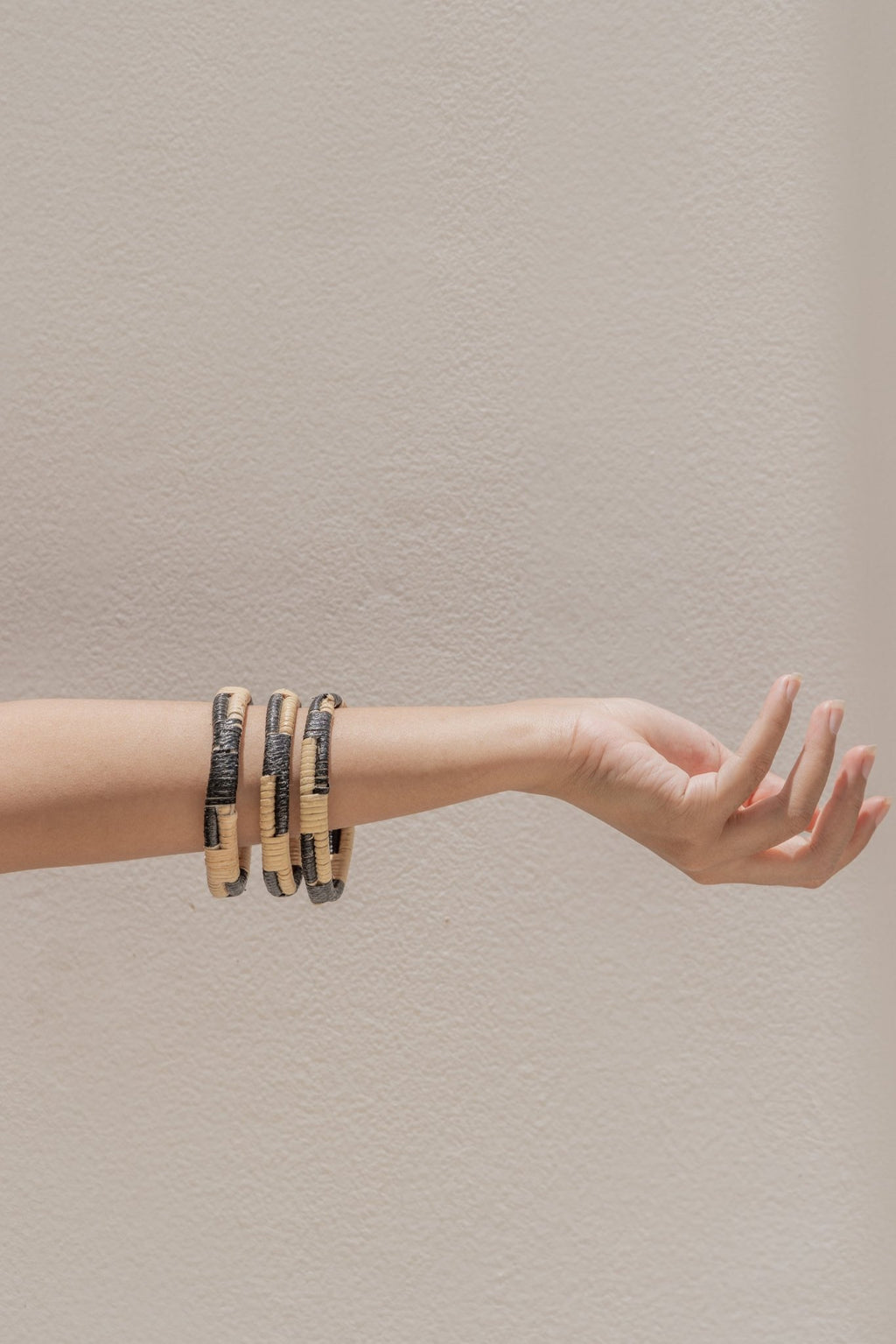 Black Motif Rattan Bangle - Che Cose Belle