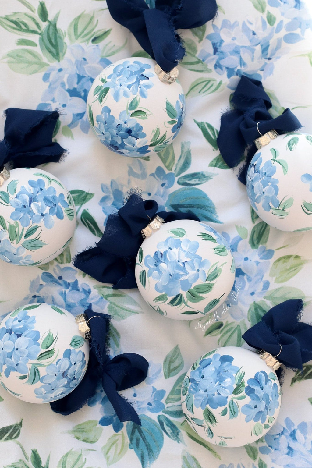 Blue hydrangea chinoiserie hand-painted ornament - Che Cose Belle