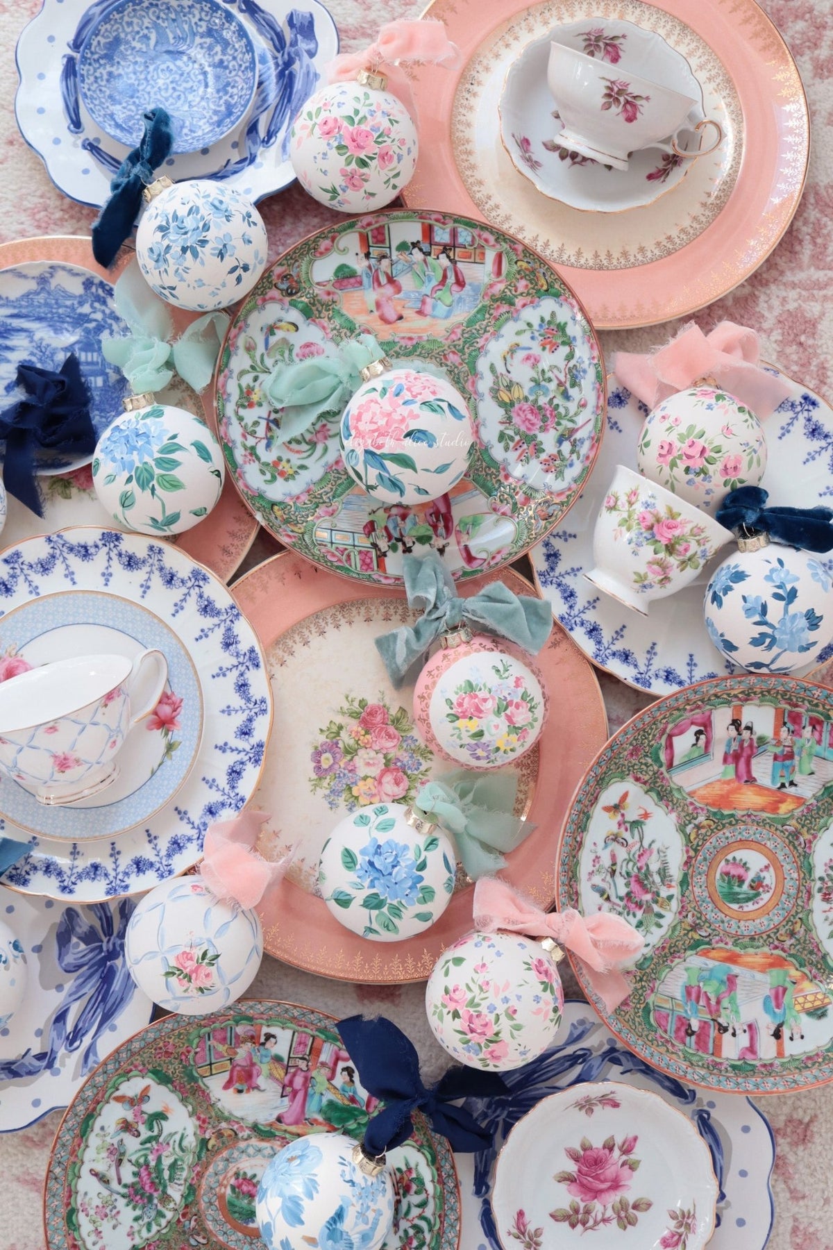 Blue hydrangea chinoiserie hand-painted ornament - Che Cose Belle