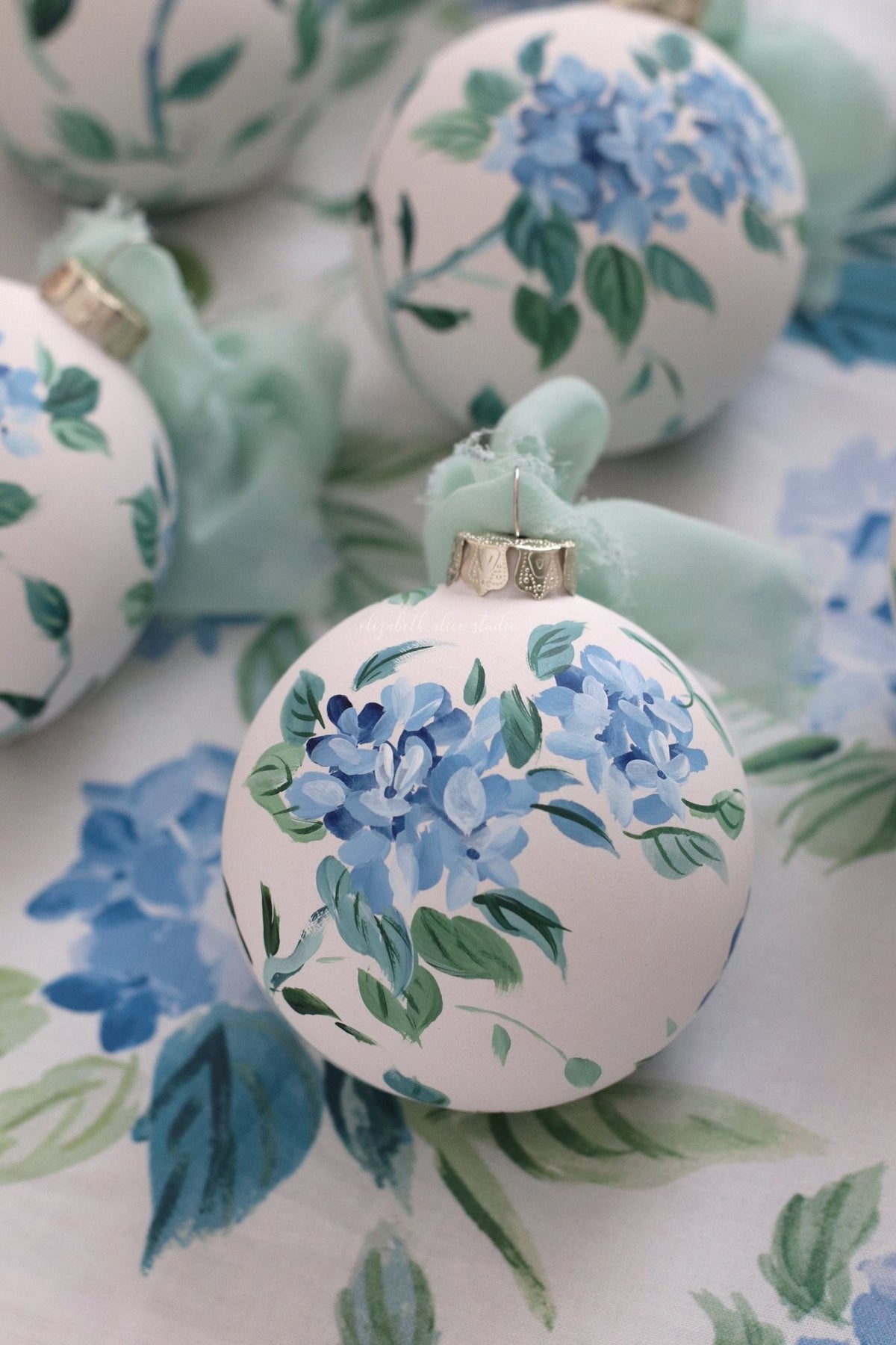 Blue hydrangea chinoiserie hand-painted ornament - Che Cose Belle