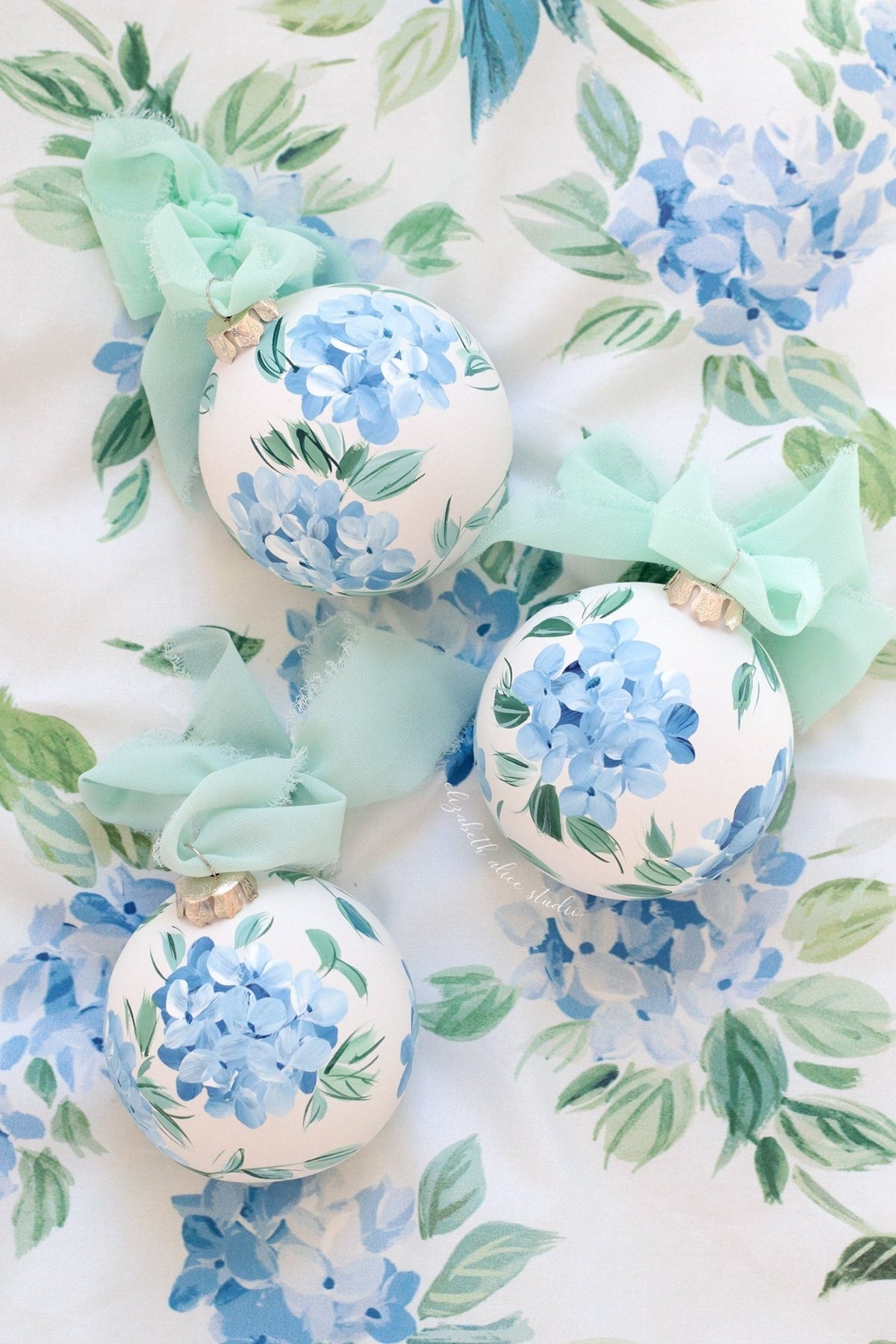 Blue hydrangea chinoiserie hand-painted ornament - Che Cose Belle