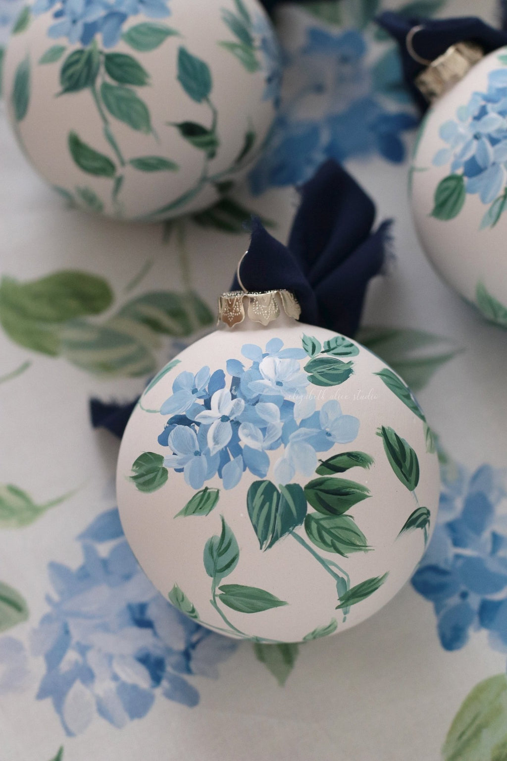 Blue hydrangea chinoiserie hand-painted ornament - Che Cose Belle