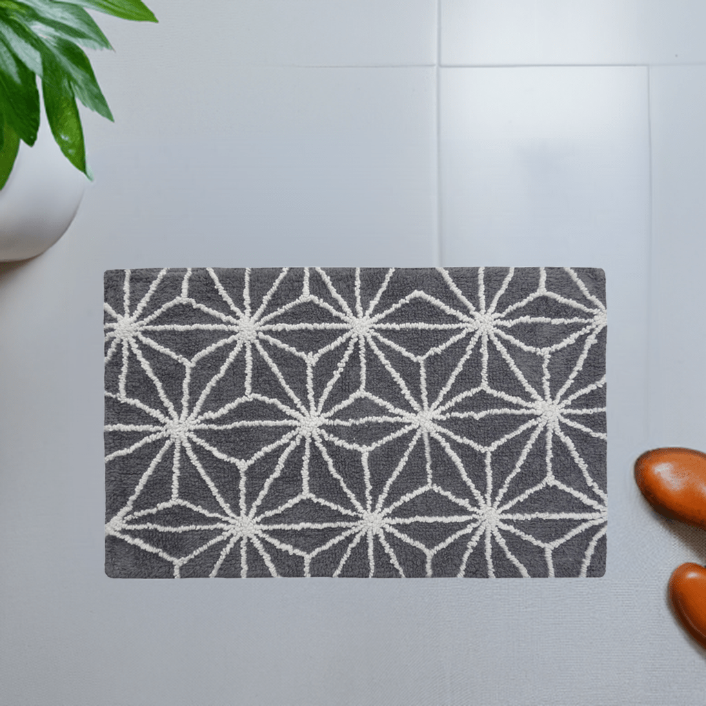 CHICOS HOME Bath Rug Geometric Pattern in Grey & Ivory - Che Cose Belle