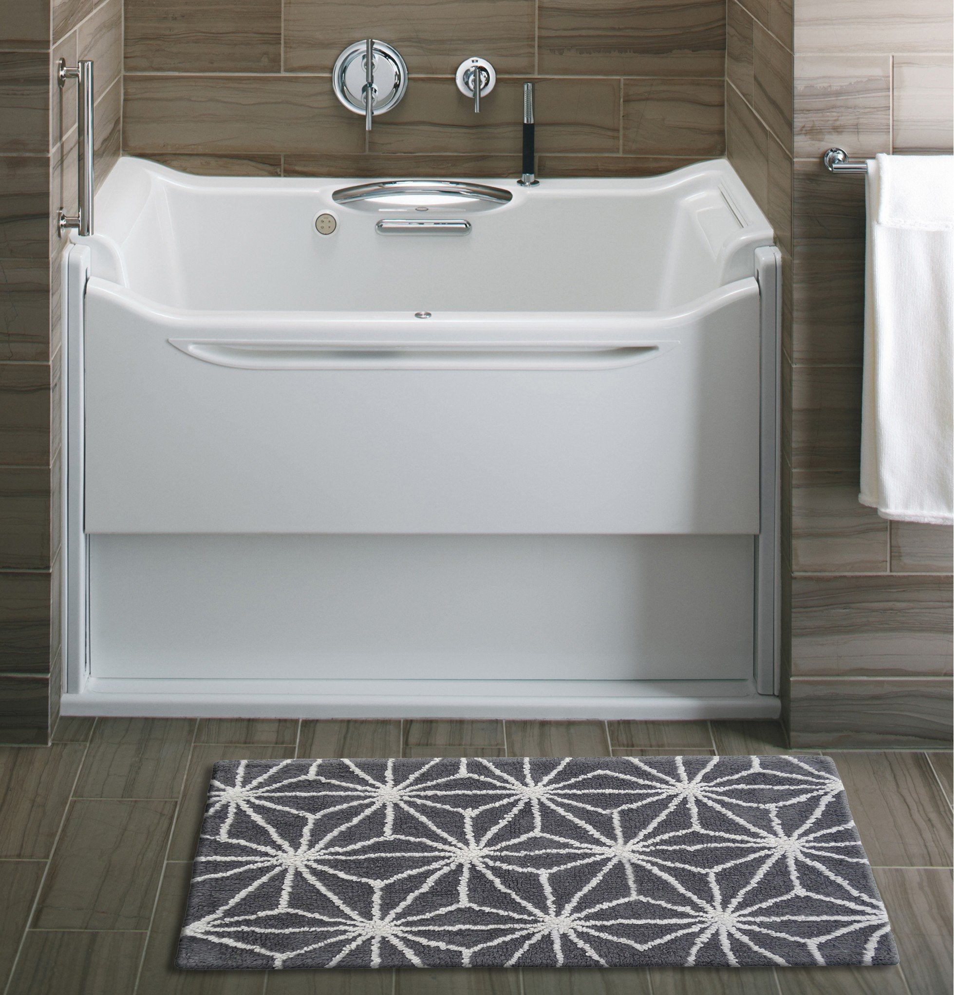 CHICOS HOME Bath Rug Geometric Pattern in Grey & Ivory - Che Cose Belle