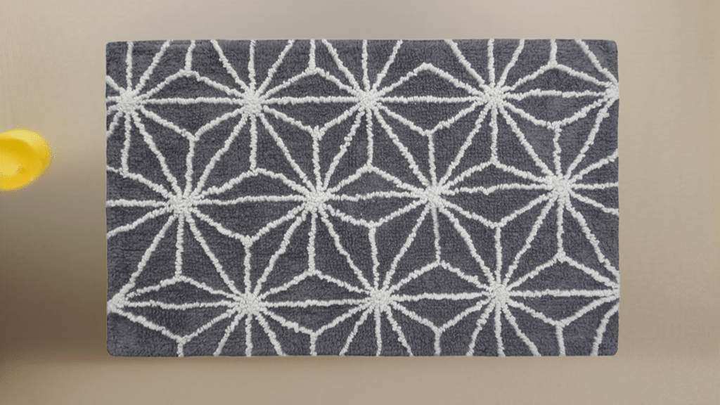 CHICOS HOME Bath Rug Geometric Pattern in Grey & Ivory - Che Cose Belle
