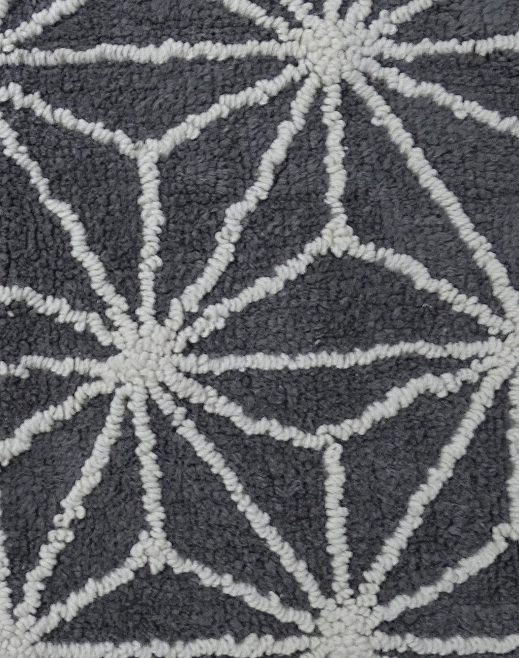 CHICOS HOME Bath Rug Geometric Pattern in Grey & Ivory - Che Cose Belle
