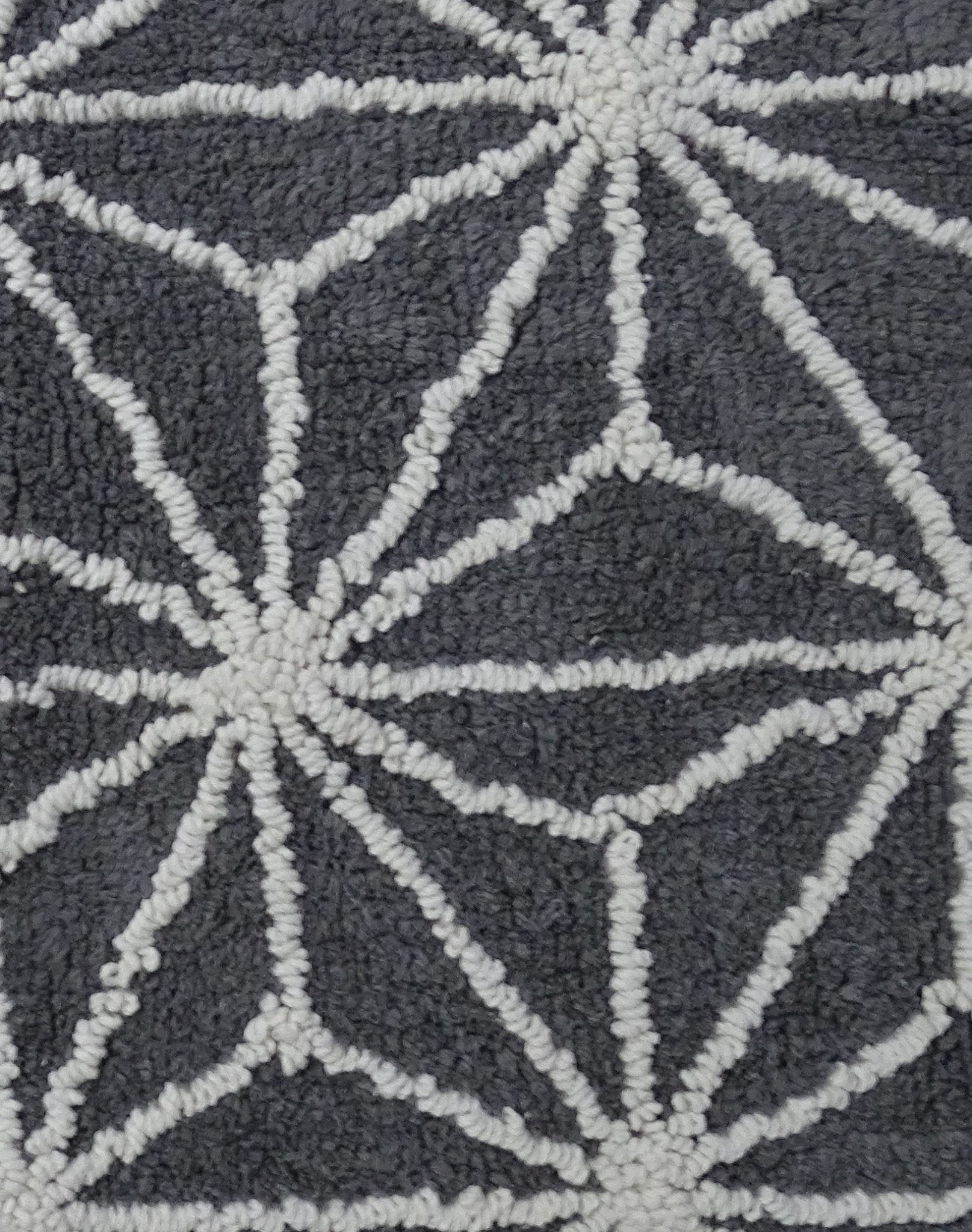 CHICOS HOME Bath Rug Geometric Pattern in Grey & Ivory - Che Cose Belle