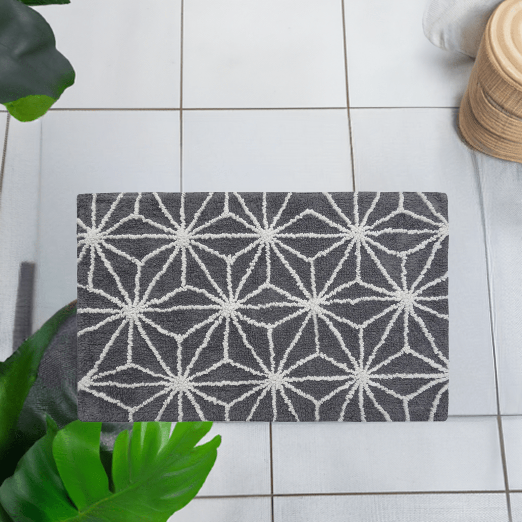 CHICOS HOME Bath Rug Geometric Pattern in Grey & Ivory - Che Cose Belle