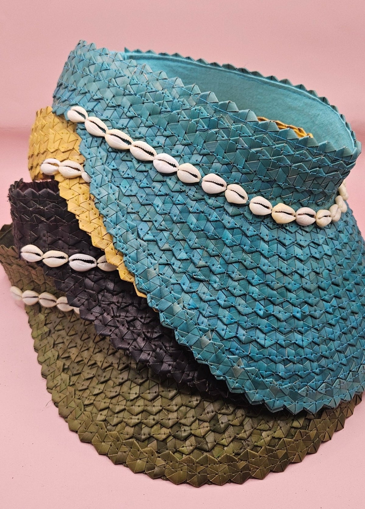 Cowrie Shell Woven Palm Leaf Visor – Handmade Straw Sun Hat with Elastic Band | Black, Blue, Green, or Yellow - Che Cose Belle