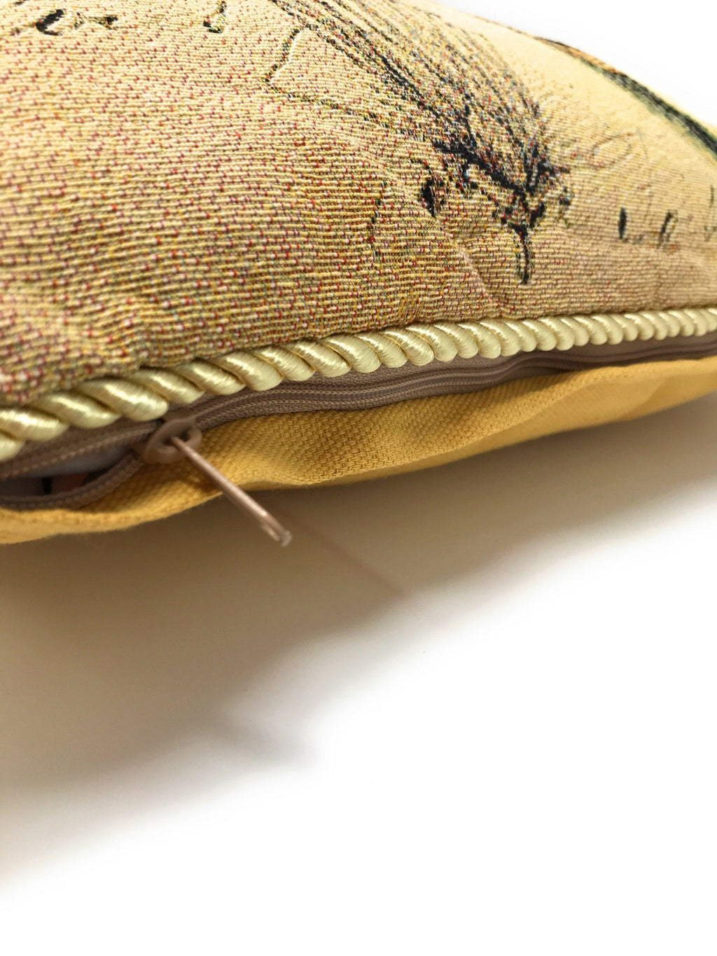DaDa Bedding Set of 2-Pieces Dragonfly Dreams Nature Garden Tapestry Throw Pillow Covers w/ Inserts - 18" x 18" - Che Cose Belle