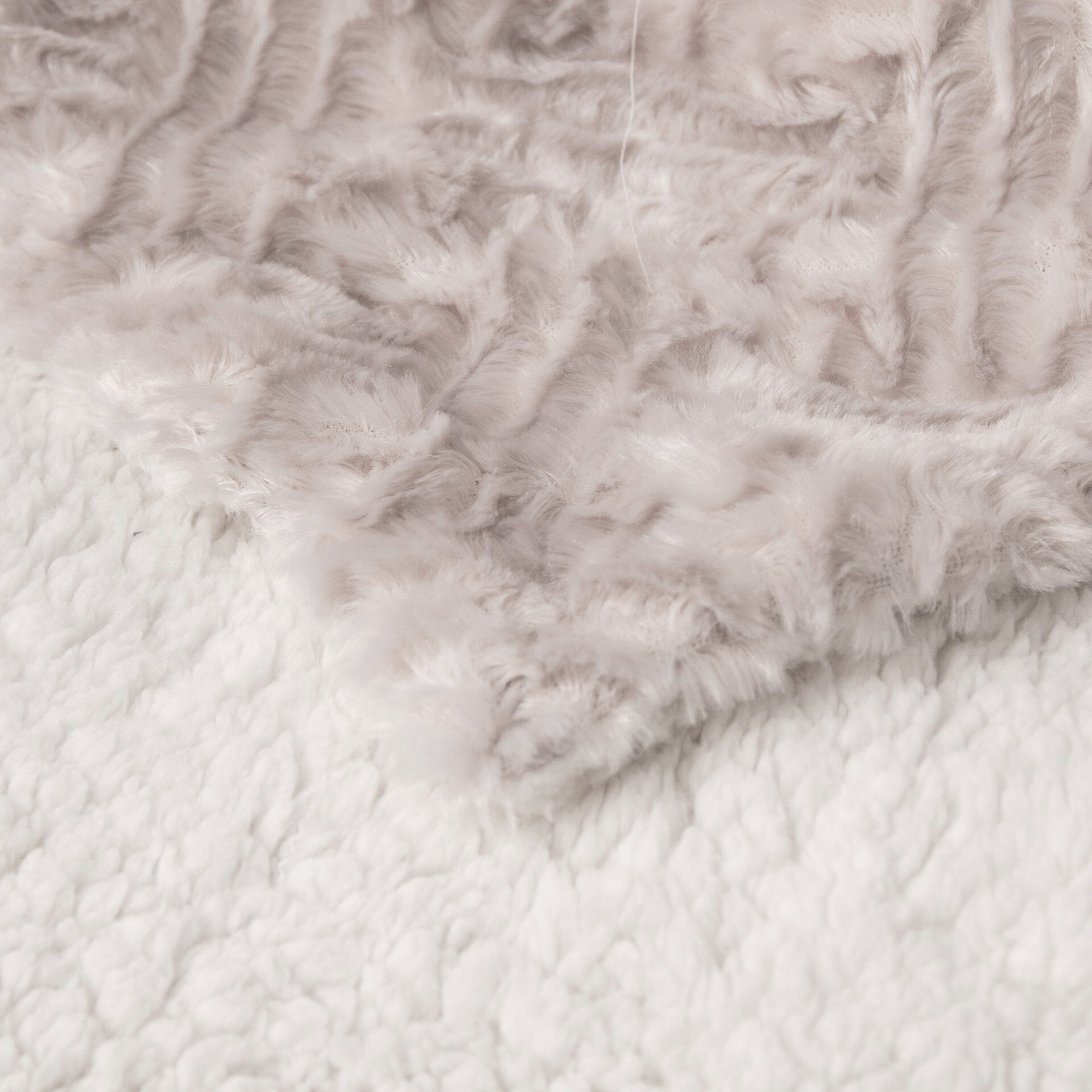 DaDalogy Lavender Grey Faux Fur Sherpa Throw Blanket - Che Cose Belle