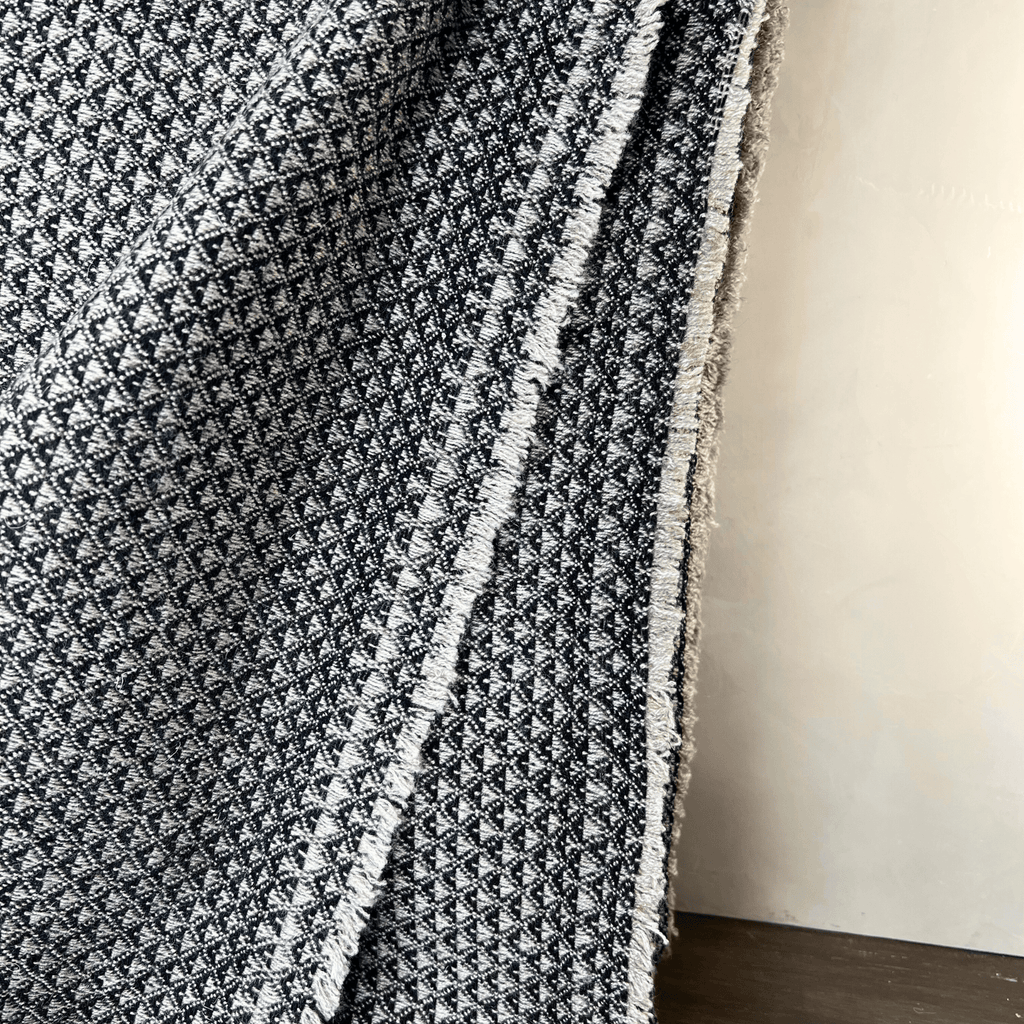 Dhanvi Patterned Cashmere Blanket - Charcoal - Che Cose Belle