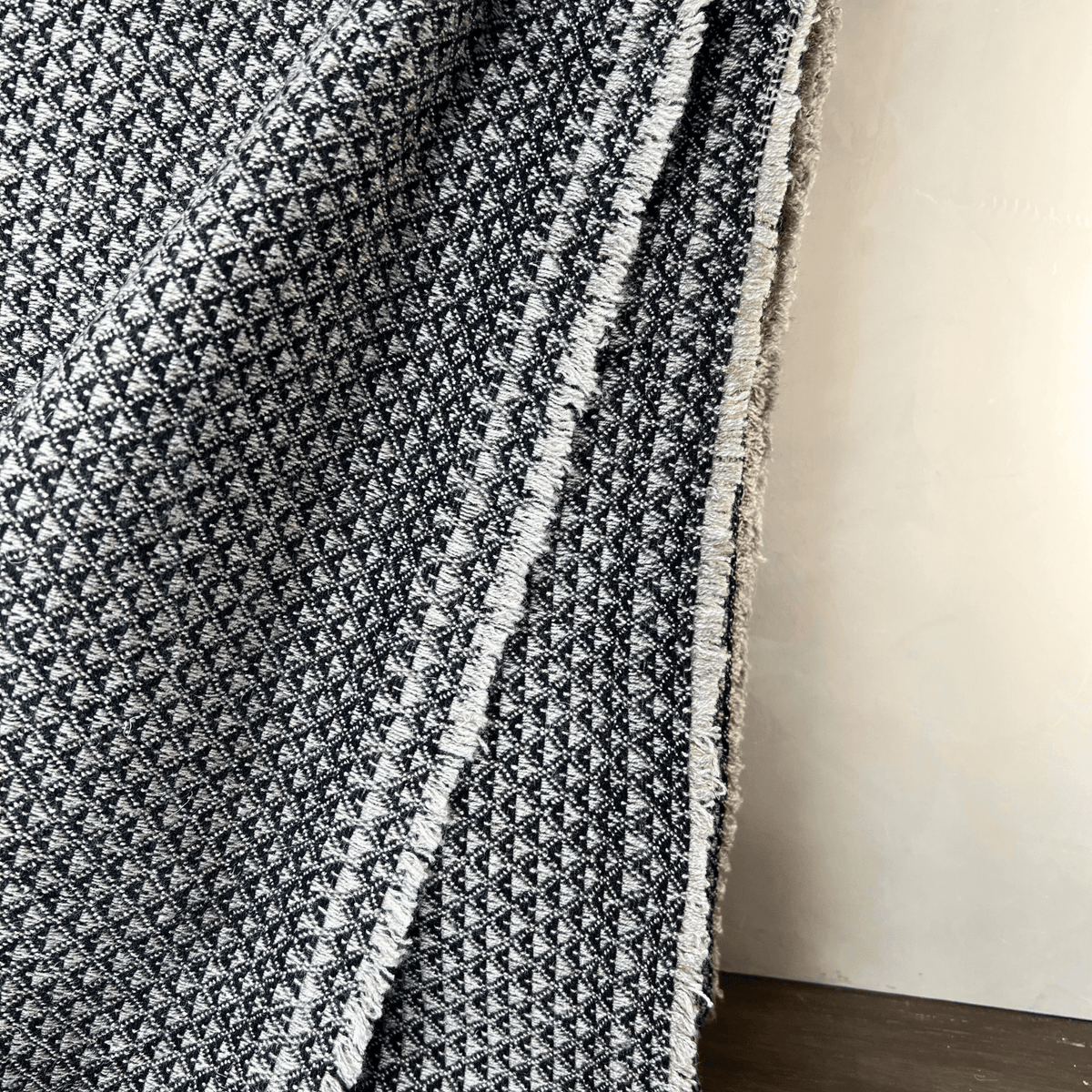 Dhanvi Patterned Cashmere Blanket - Charcoal - Che Cose Belle