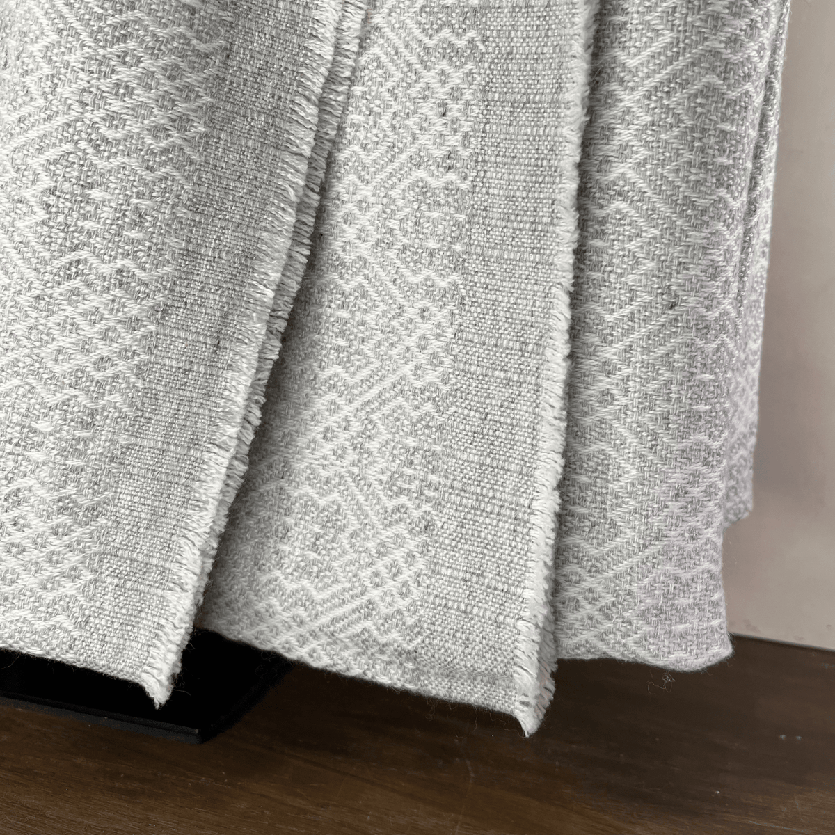 Dhanvi Patterned Cashmere Blanket - Light Grey - Che Cose Belle