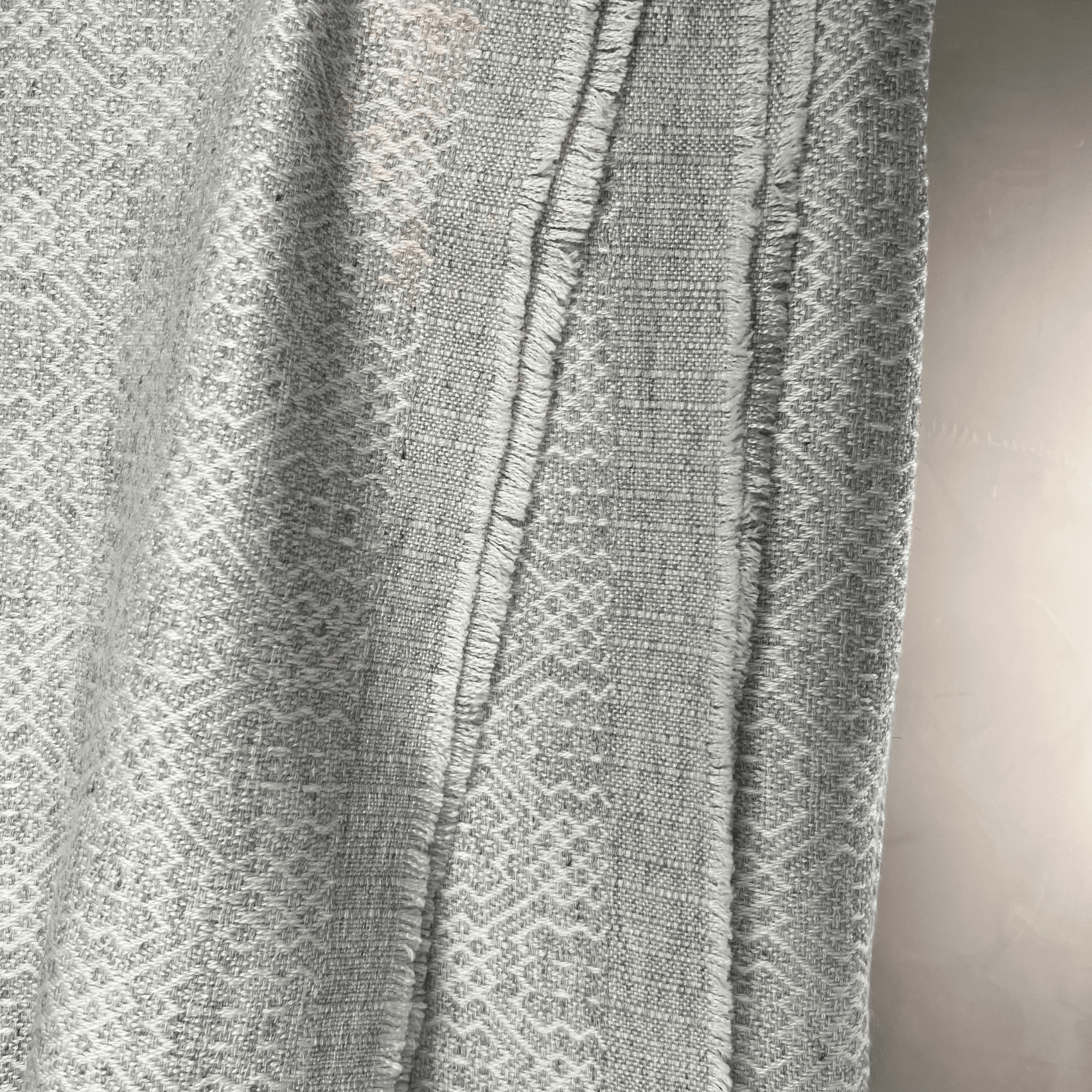 Dhanvi Patterned Cashmere Blanket - Light Grey - Che Cose Belle
