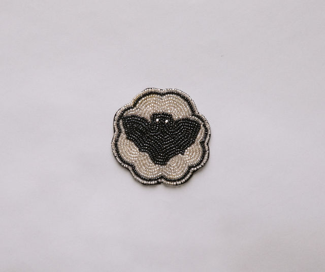Halloween Bat Beaded Coaster – Handmade Cup Mat with Glass Beads – Gothic Drink Decor – Velvet Backing – Spooky Fall Table Accent