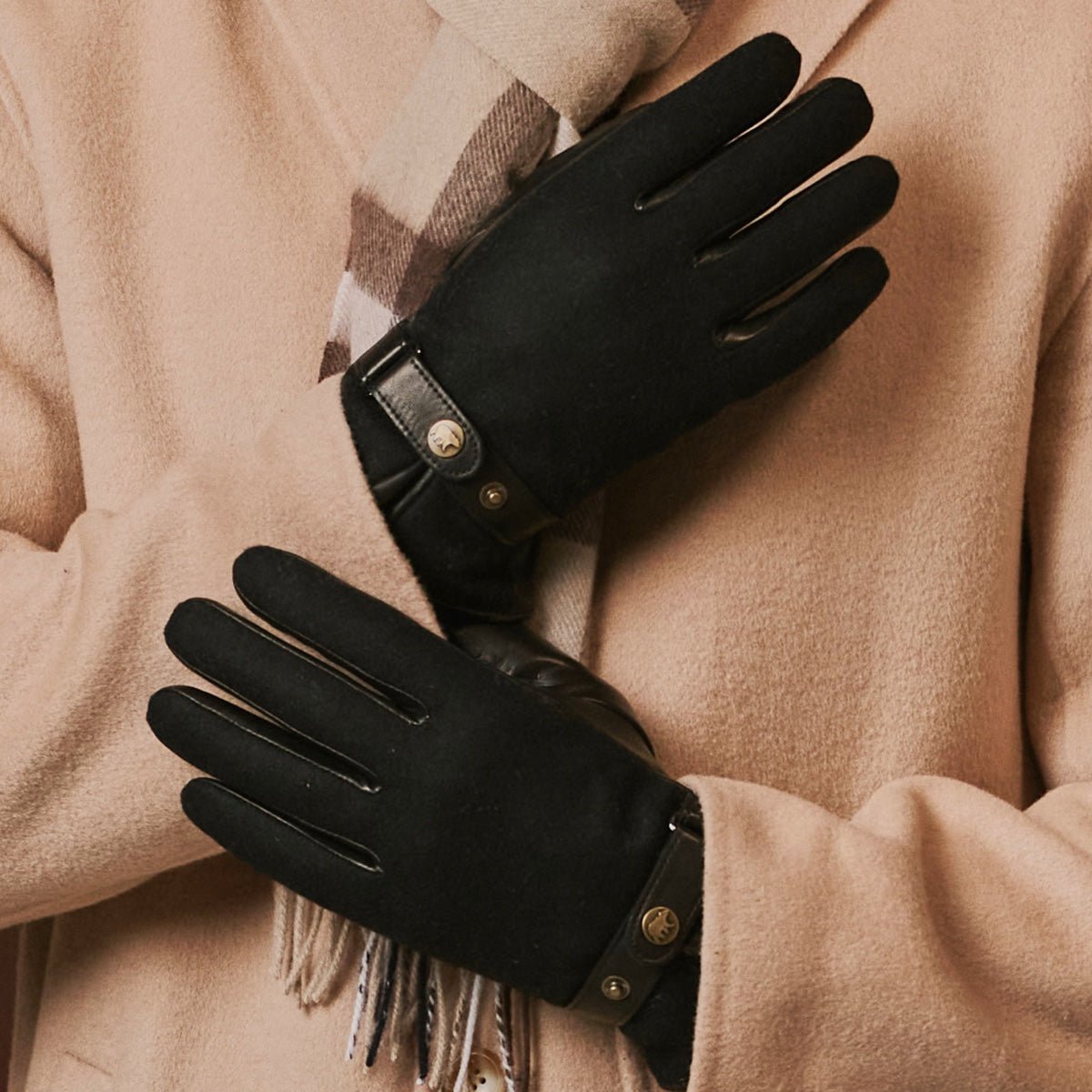 Fabrizio (black) – Tweed men's gloves with touchscreen capability and adjustable snap button - Che Cose Belle