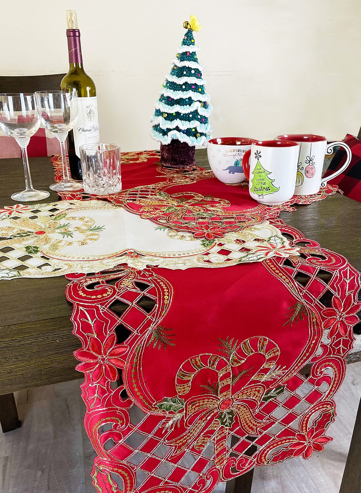 Fennco Styles Christmas Embroidered Holly Cloth Napkins 20" W x 20" L, Set of 4 - Che Cose Belle