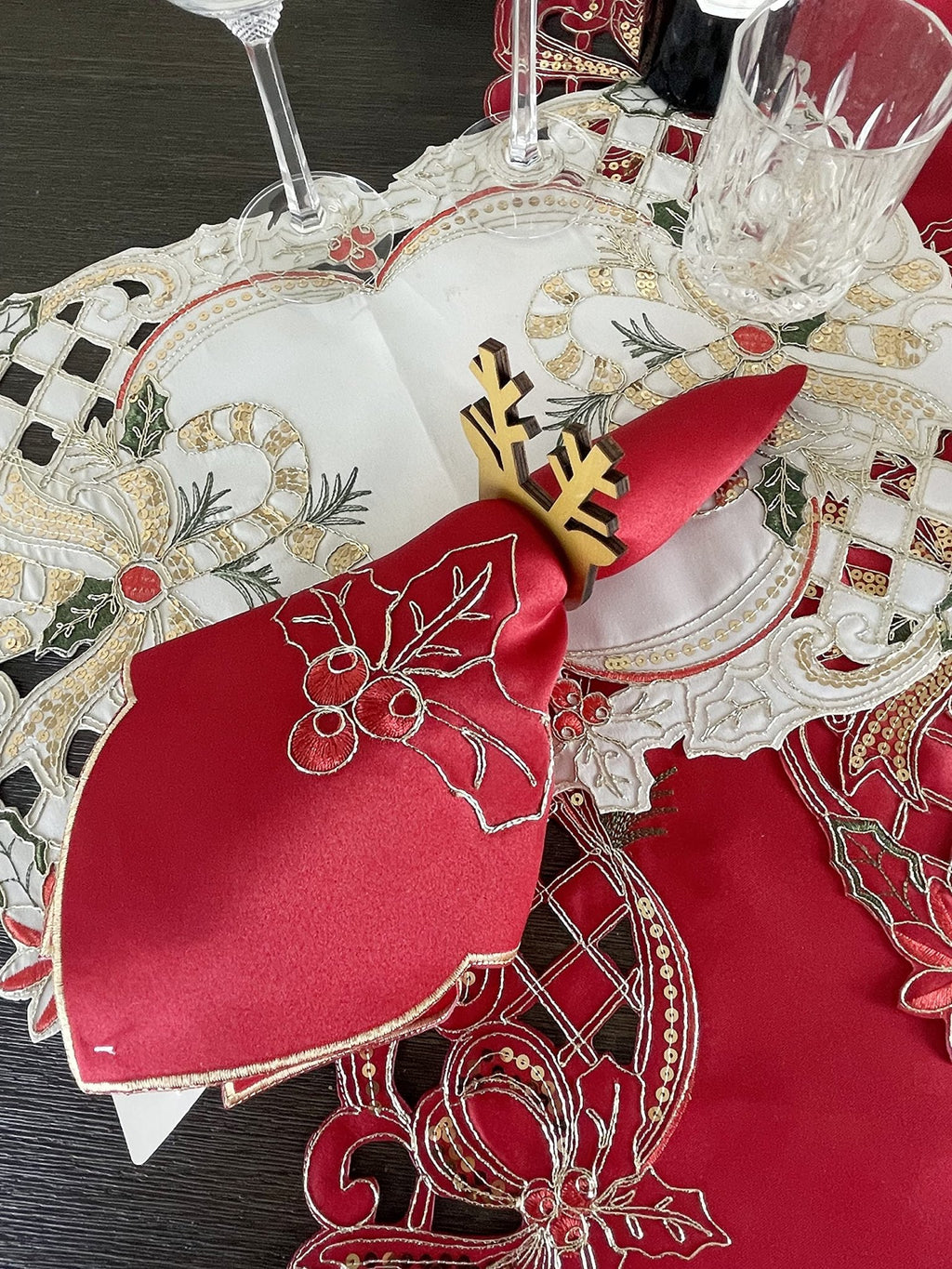 Fennco Styles Christmas Embroidered Holly Cloth Napkins 20" W x 20" L, Set of 4 - Che Cose Belle