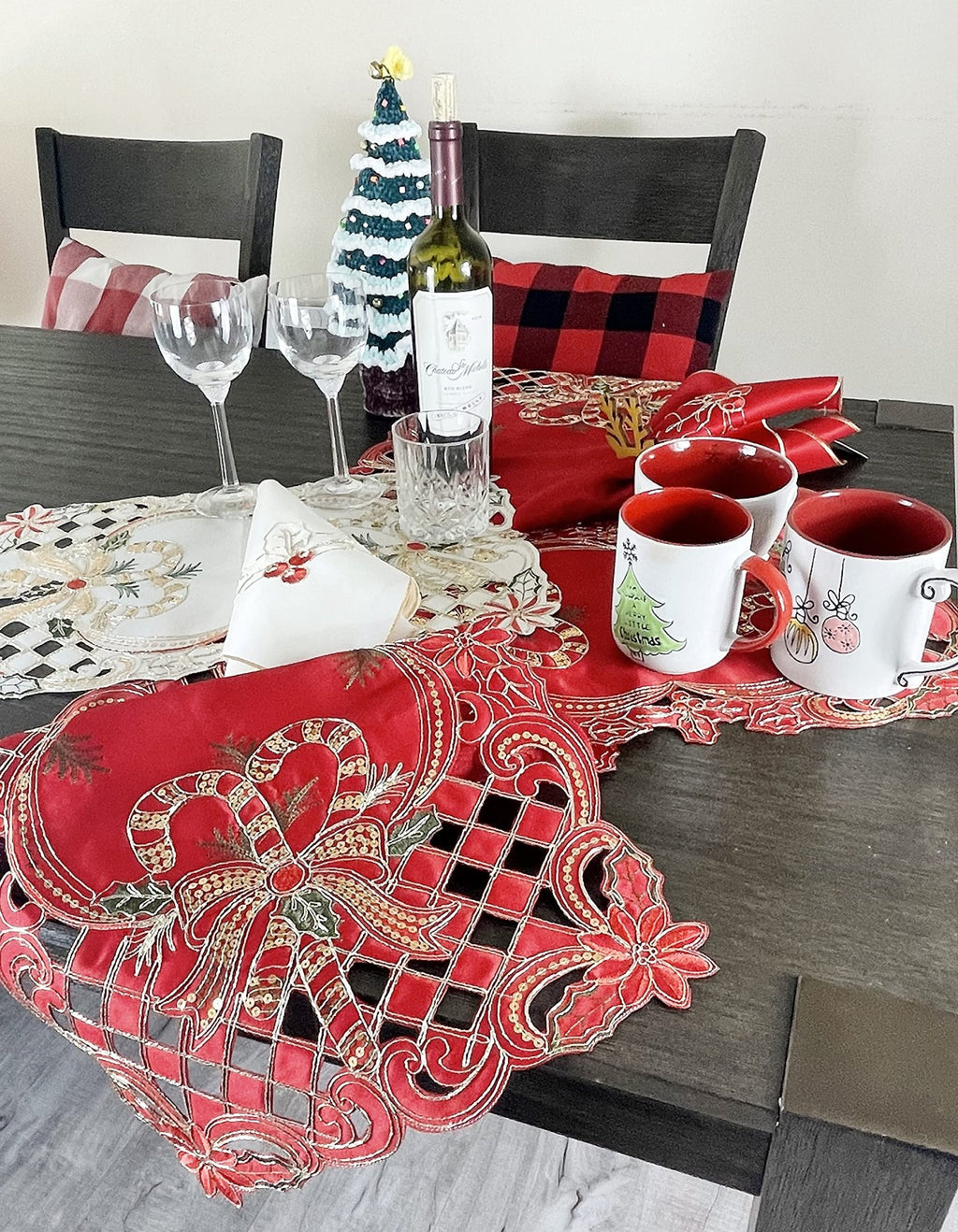 Fennco Styles Christmas Embroidered Holly Cloth Napkins 20" W x 20" L, Set of 4 - Che Cose Belle