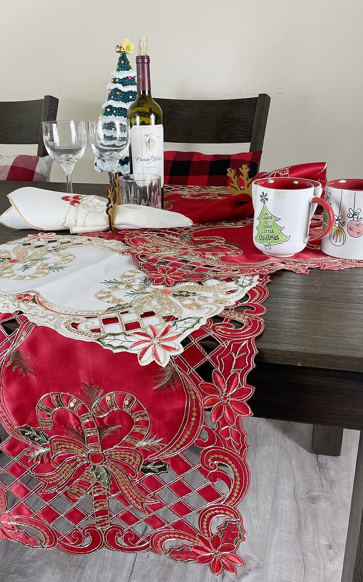 Fennco Styles Christmas Embroidered Holly Cloth Napkins 20" W x 20" L, Set of 4 - Che Cose Belle