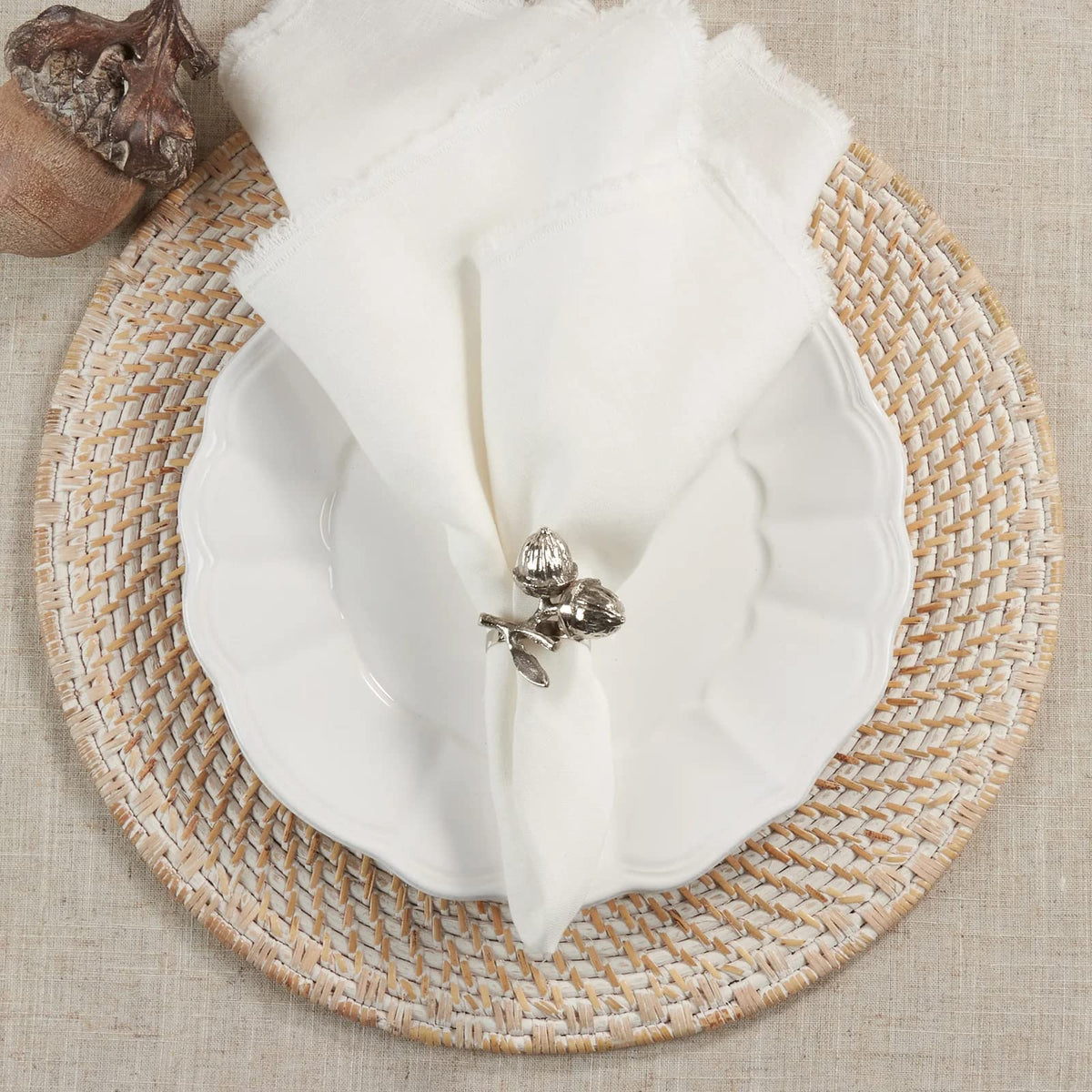Fennco Styles Harvest Acorn Brass Napkin Rings, Set of 4 - Silver Metal Napkin Holders for Holiday, Home Décor, Dining Room, Banquets, Family Gatherings and Special Occasions - Che Cose Belle
