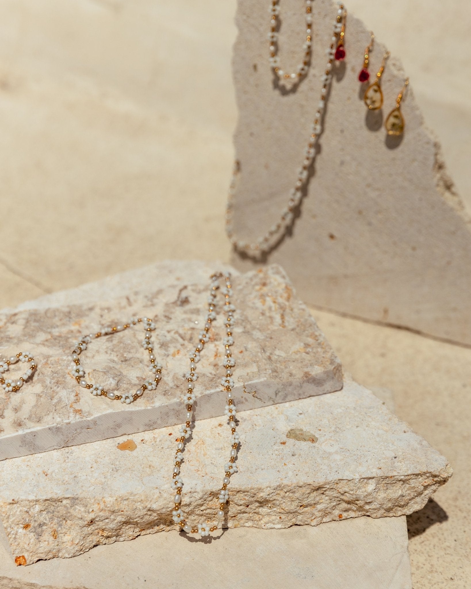Freshwater Pearl and Flower Beaded Bracelet - Che Cose Belle