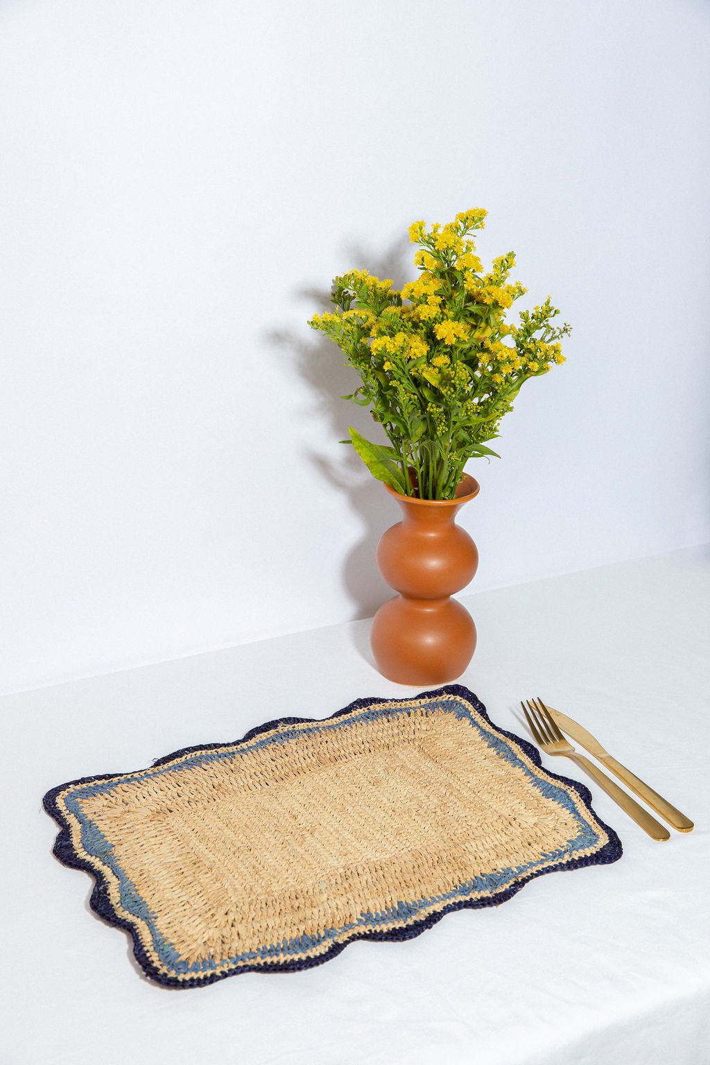 Garden Party placemats with Blue Edges, Handmade Woven Rectangular Table Mats, Natural raffia boho Placemat for Dining Table - Che Cose Belle